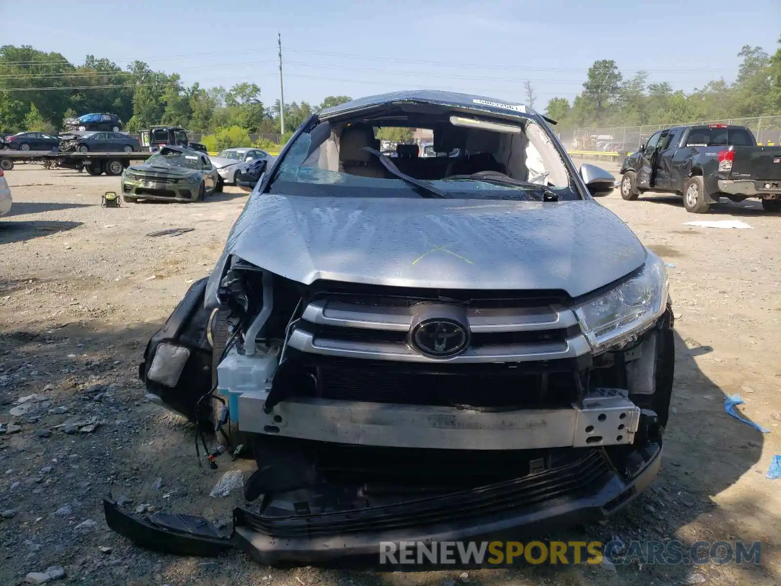 9 Photograph of a damaged car 5TDBZRFHXKS944467 TOYOTA HIGHLANDER 2019