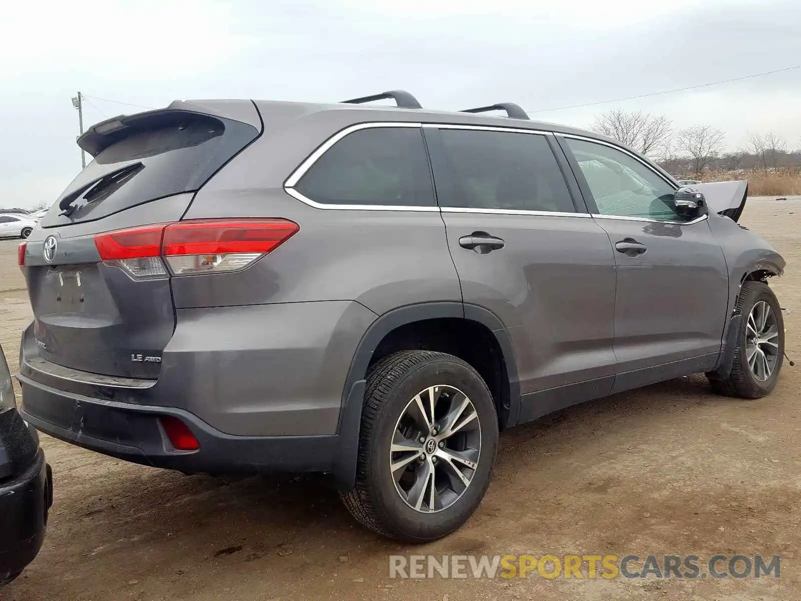 4 Photograph of a damaged car 5TDBZRFHXKS945814 TOYOTA HIGHLANDER 2019