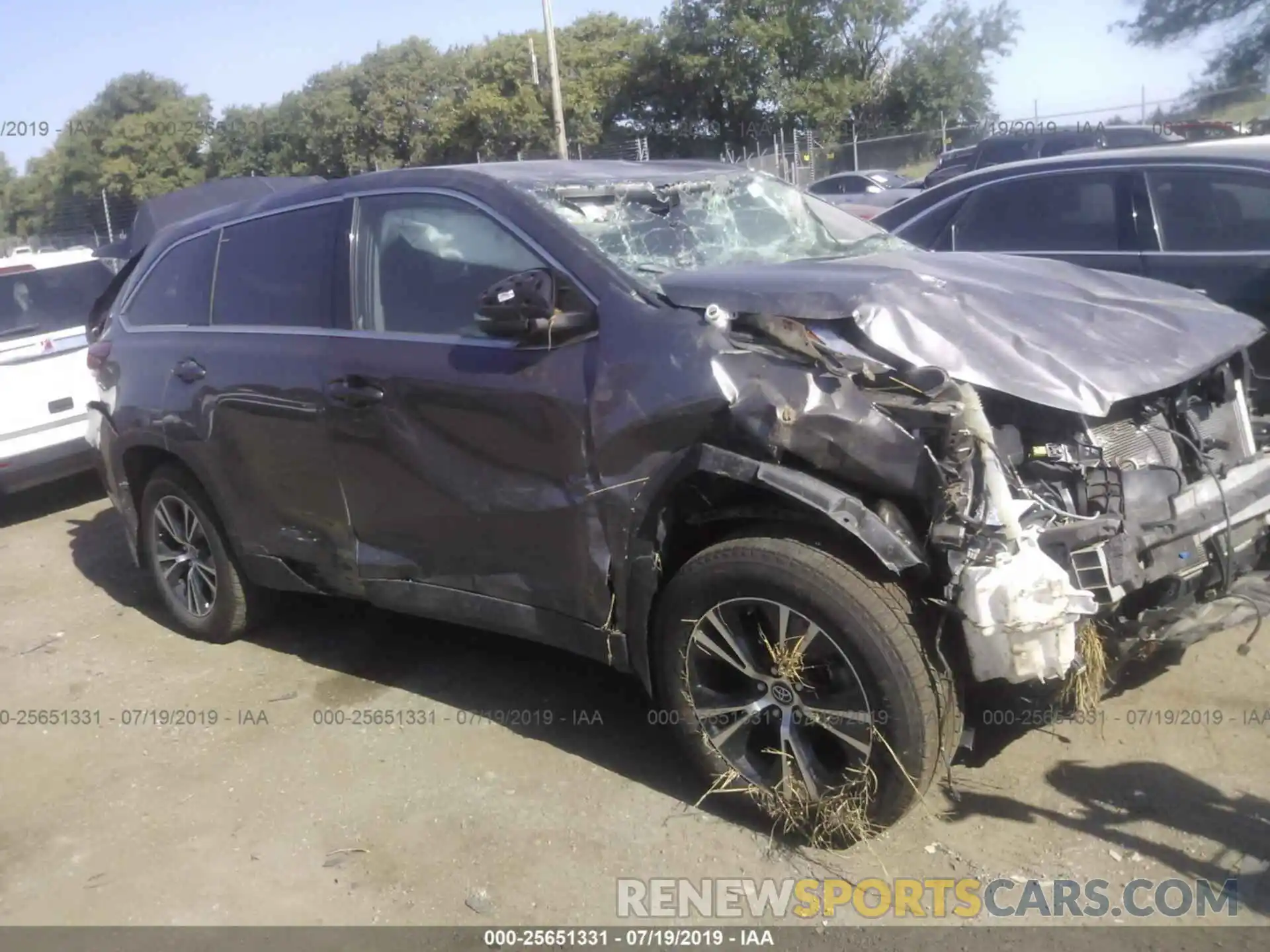 1 Photograph of a damaged car 5TDBZRFHXKS949135 TOYOTA HIGHLANDER 2019