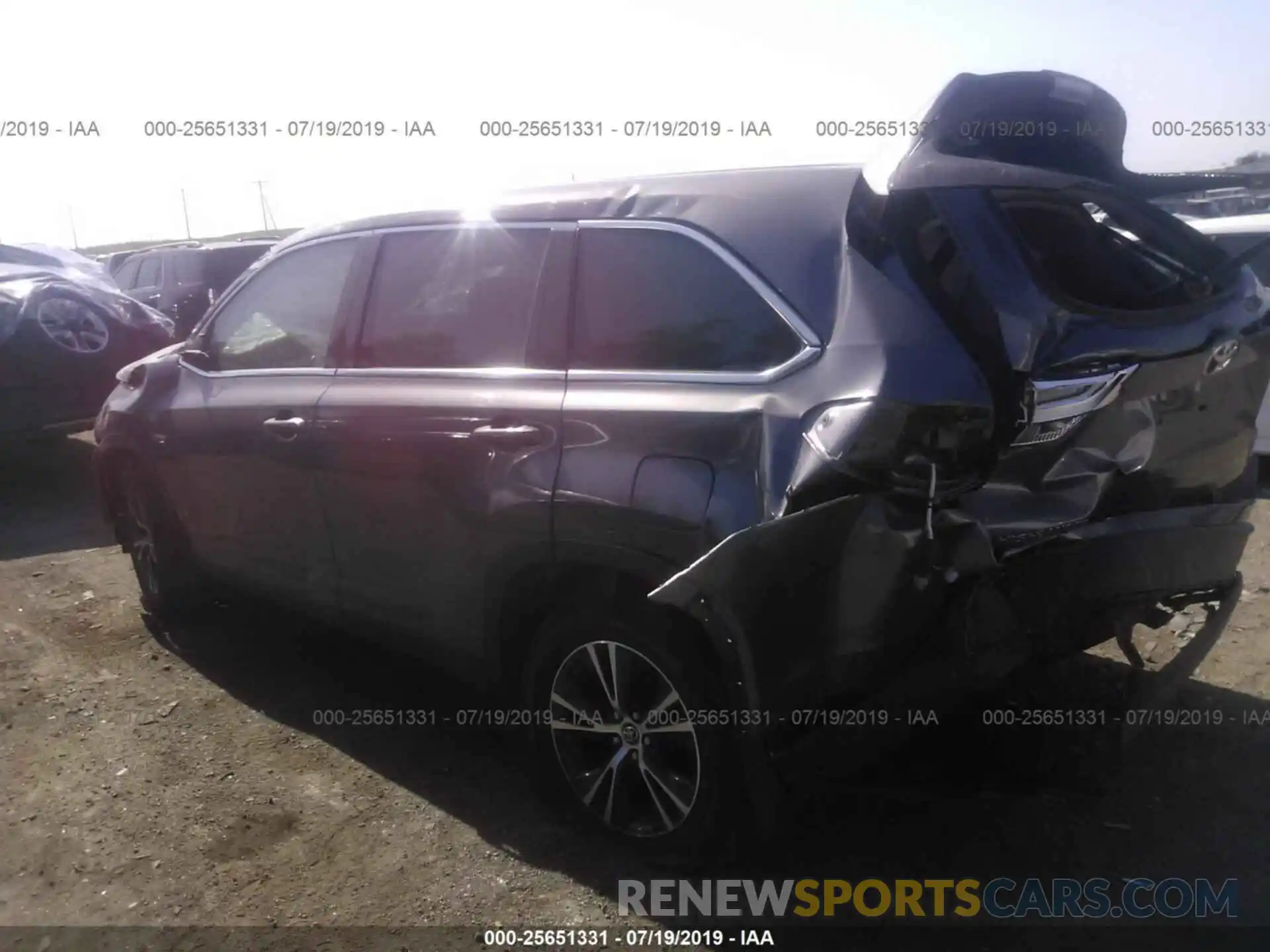 3 Photograph of a damaged car 5TDBZRFHXKS949135 TOYOTA HIGHLANDER 2019