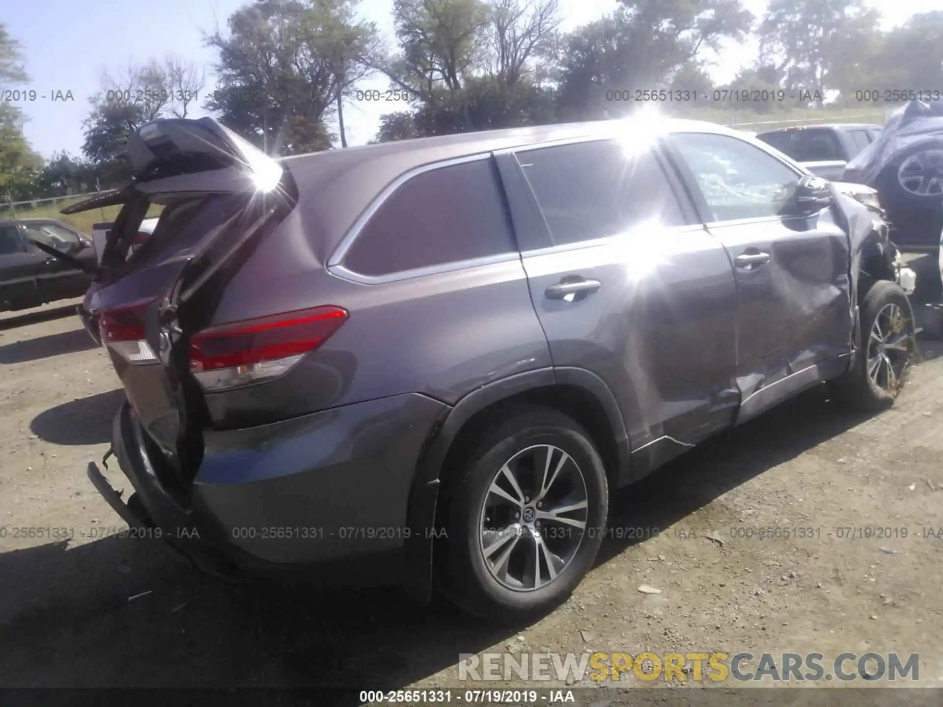 4 Photograph of a damaged car 5TDBZRFHXKS949135 TOYOTA HIGHLANDER 2019