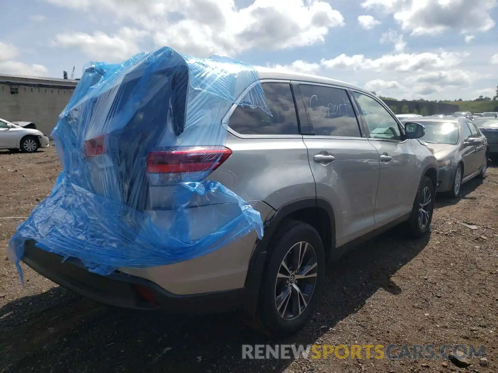 4 Photograph of a damaged car 5TDBZRFHXKS958367 TOYOTA HIGHLANDER 2019