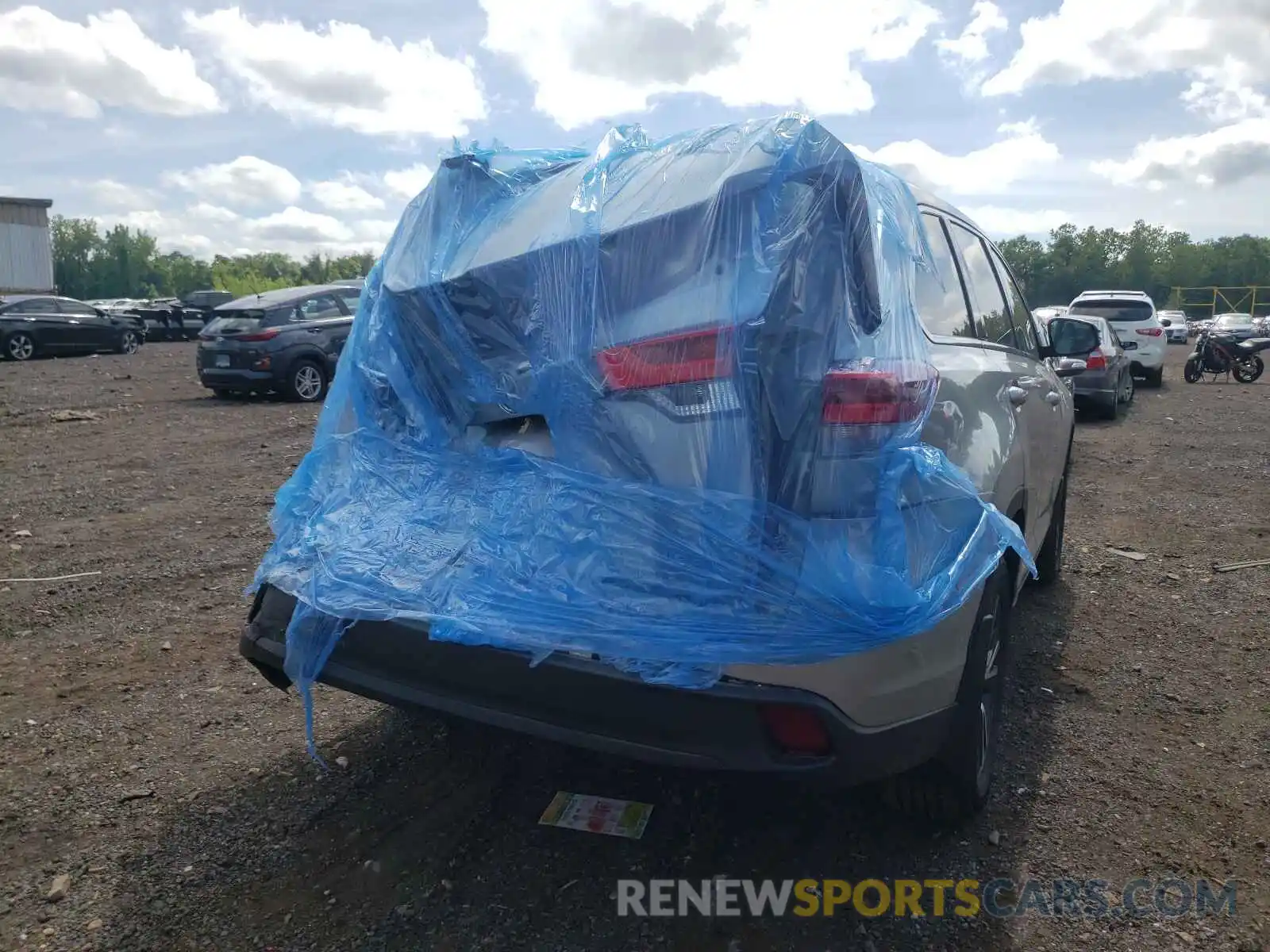 9 Photograph of a damaged car 5TDBZRFHXKS958367 TOYOTA HIGHLANDER 2019