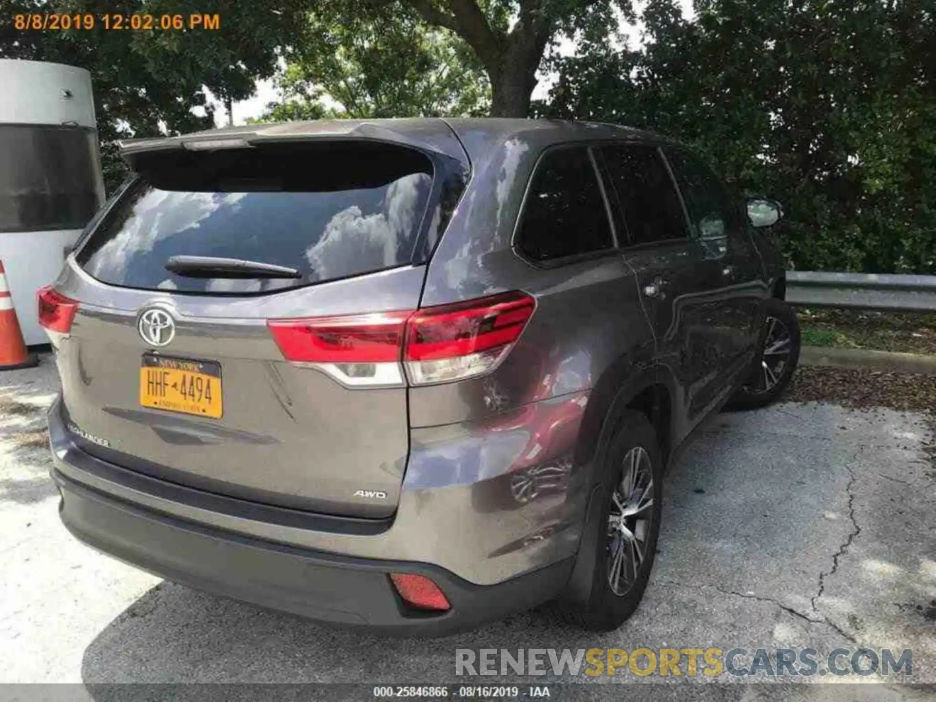 17 Photograph of a damaged car 5TDBZRFHXKS961267 TOYOTA HIGHLANDER 2019