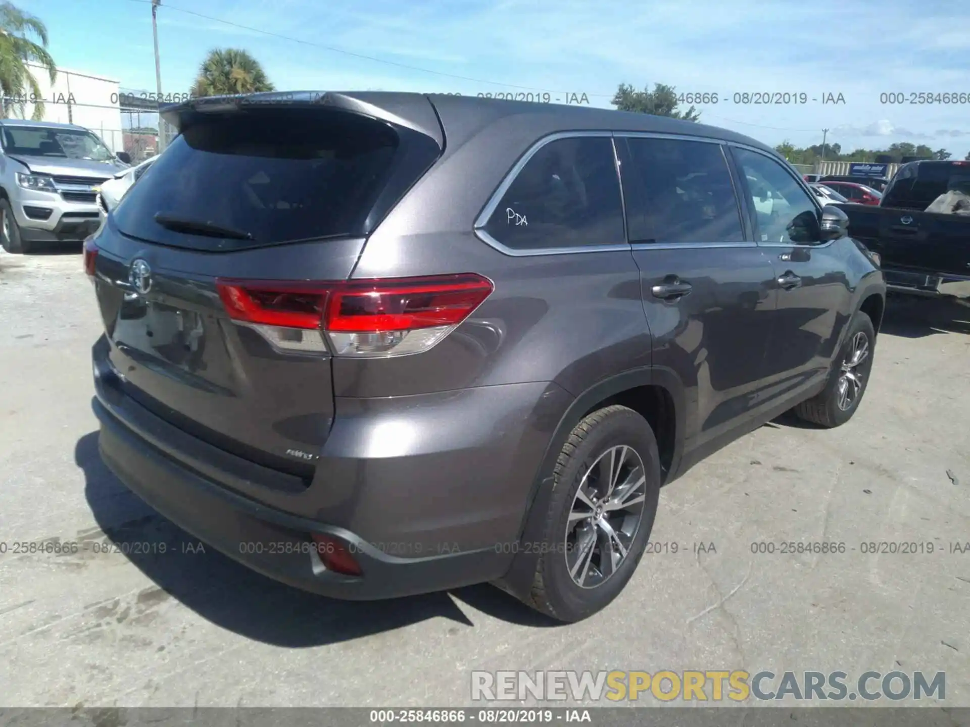 4 Photograph of a damaged car 5TDBZRFHXKS961267 TOYOTA HIGHLANDER 2019