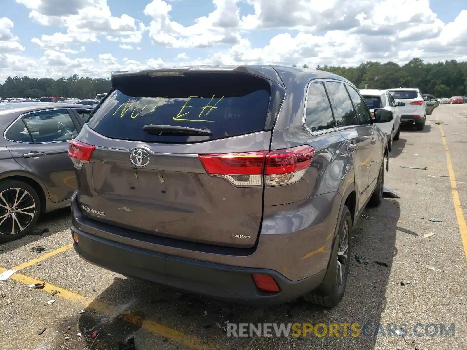 4 Photograph of a damaged car 5TDBZRFHXKS963164 TOYOTA HIGHLANDER 2019