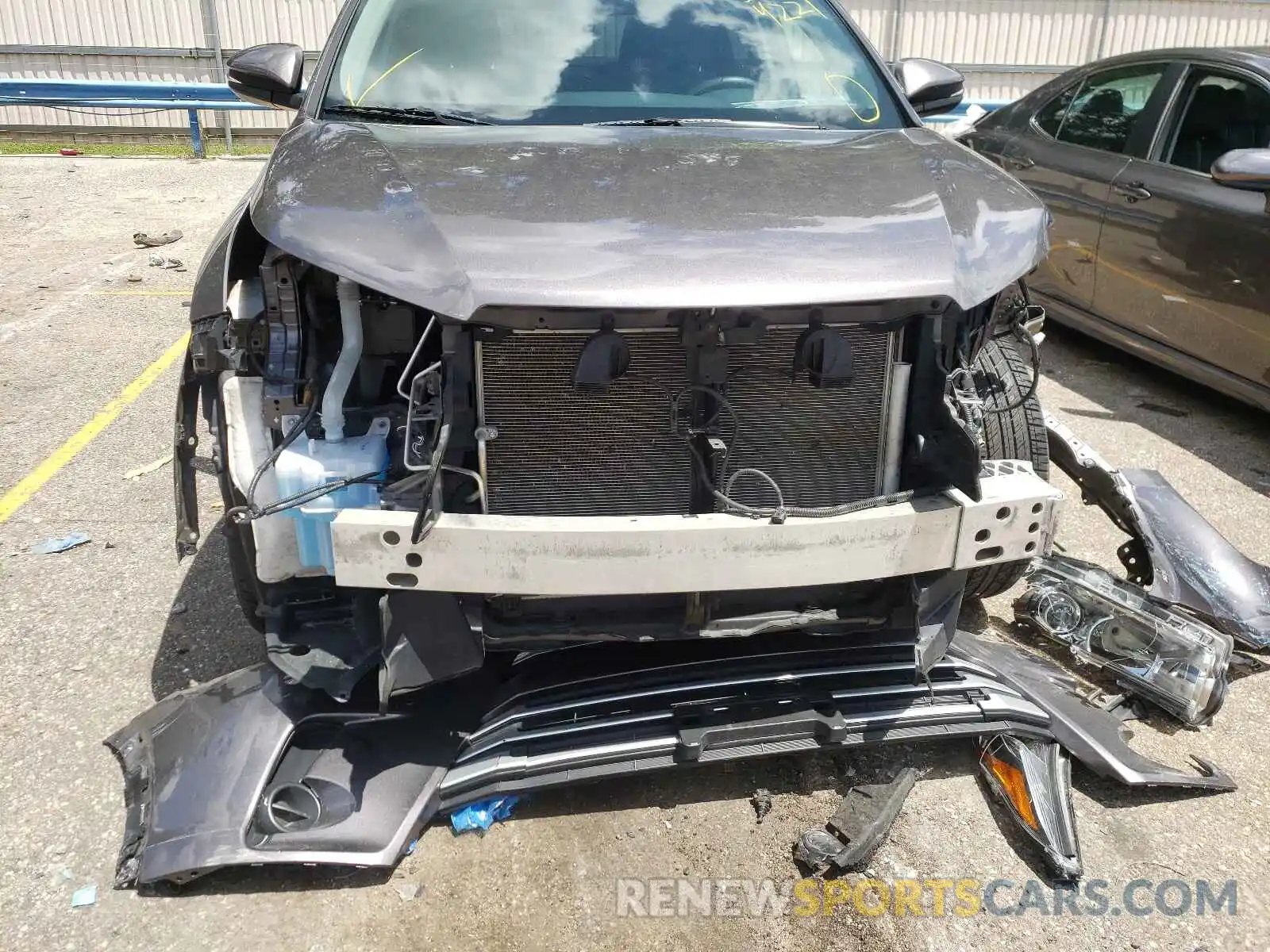 9 Photograph of a damaged car 5TDBZRFHXKS963164 TOYOTA HIGHLANDER 2019