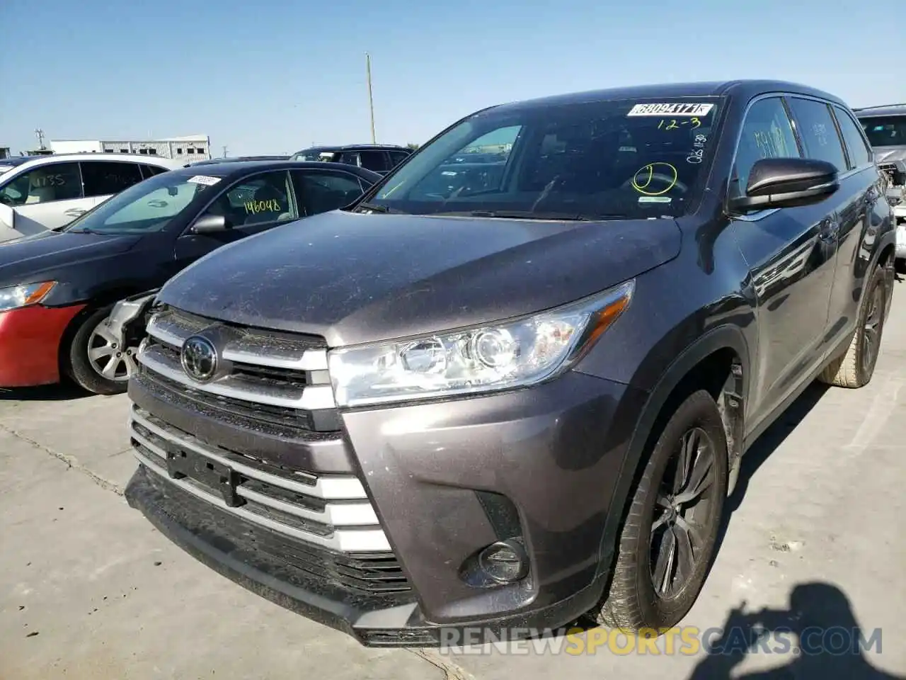 2 Photograph of a damaged car 5TDBZRFHXKS963973 TOYOTA HIGHLANDER 2019