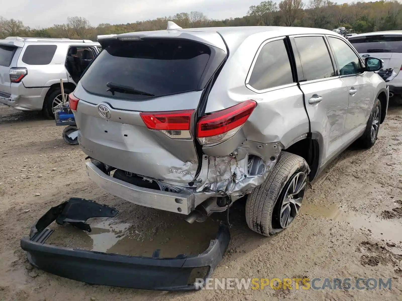 4 Photograph of a damaged car 5TDBZRFHXKS974746 TOYOTA HIGHLANDER 2019