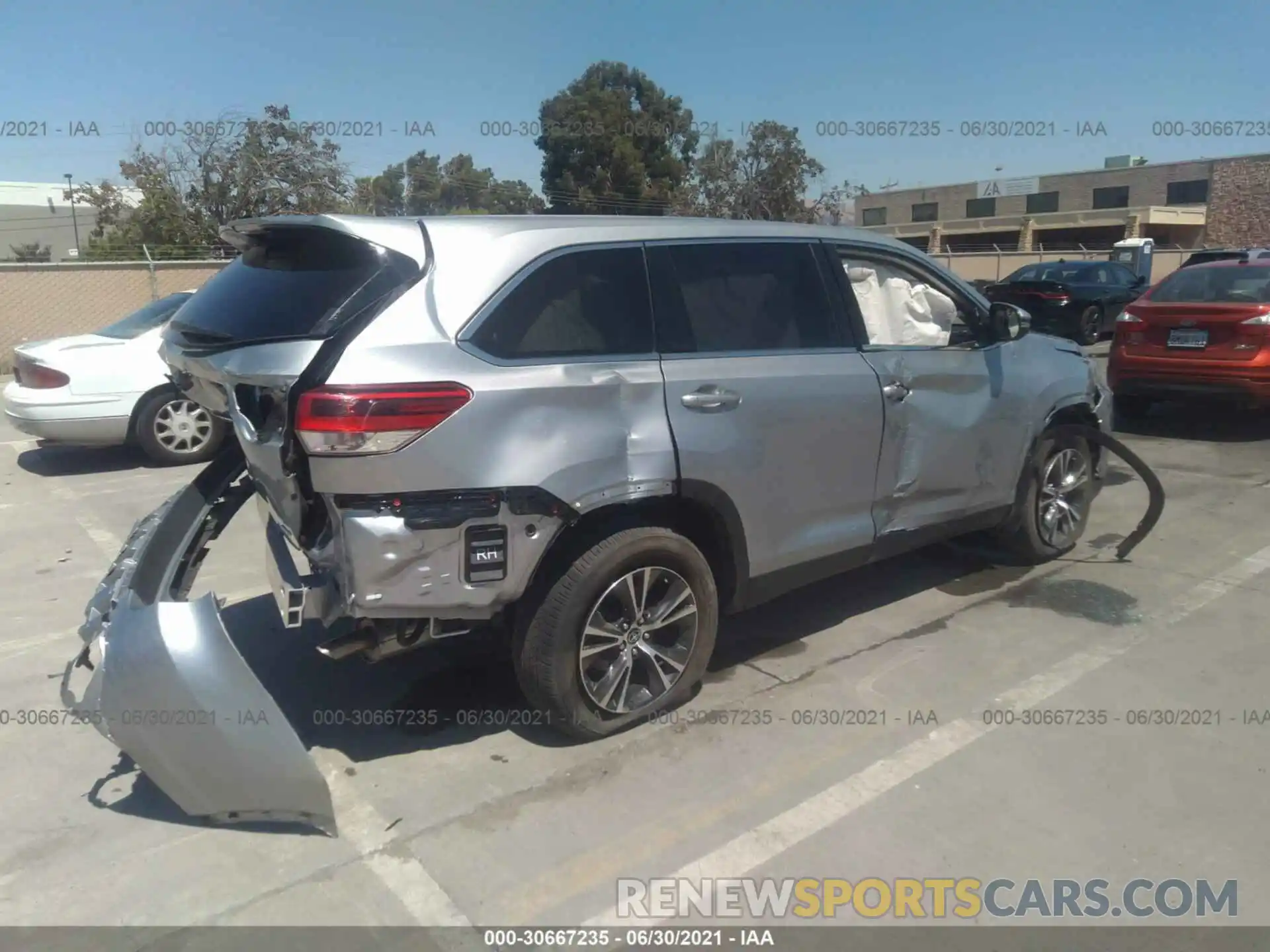 4 Photograph of a damaged car 5TDBZRFHXKS984466 TOYOTA HIGHLANDER 2019