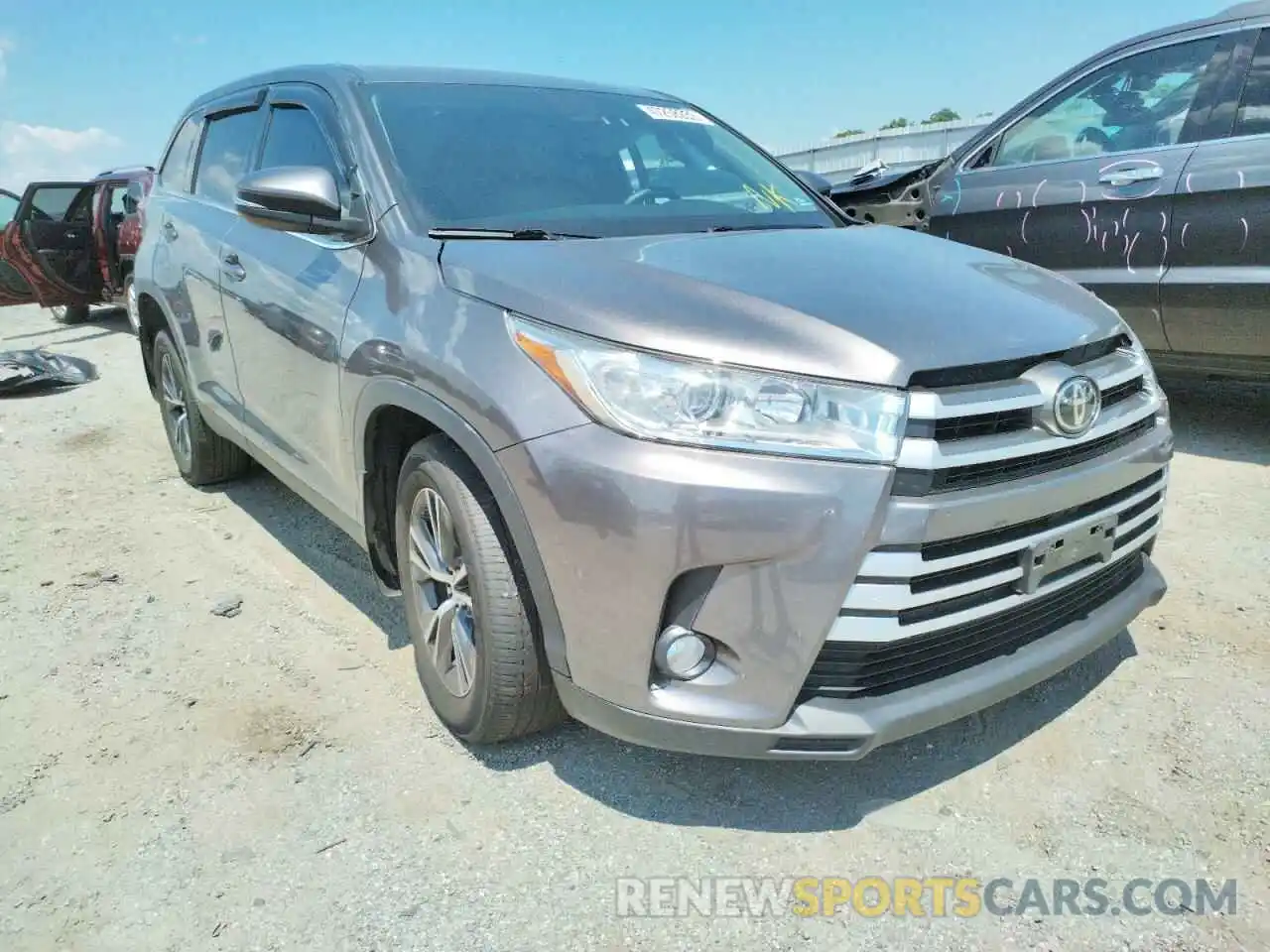 1 Photograph of a damaged car 5TDBZRFHXKS985990 TOYOTA HIGHLANDER 2019