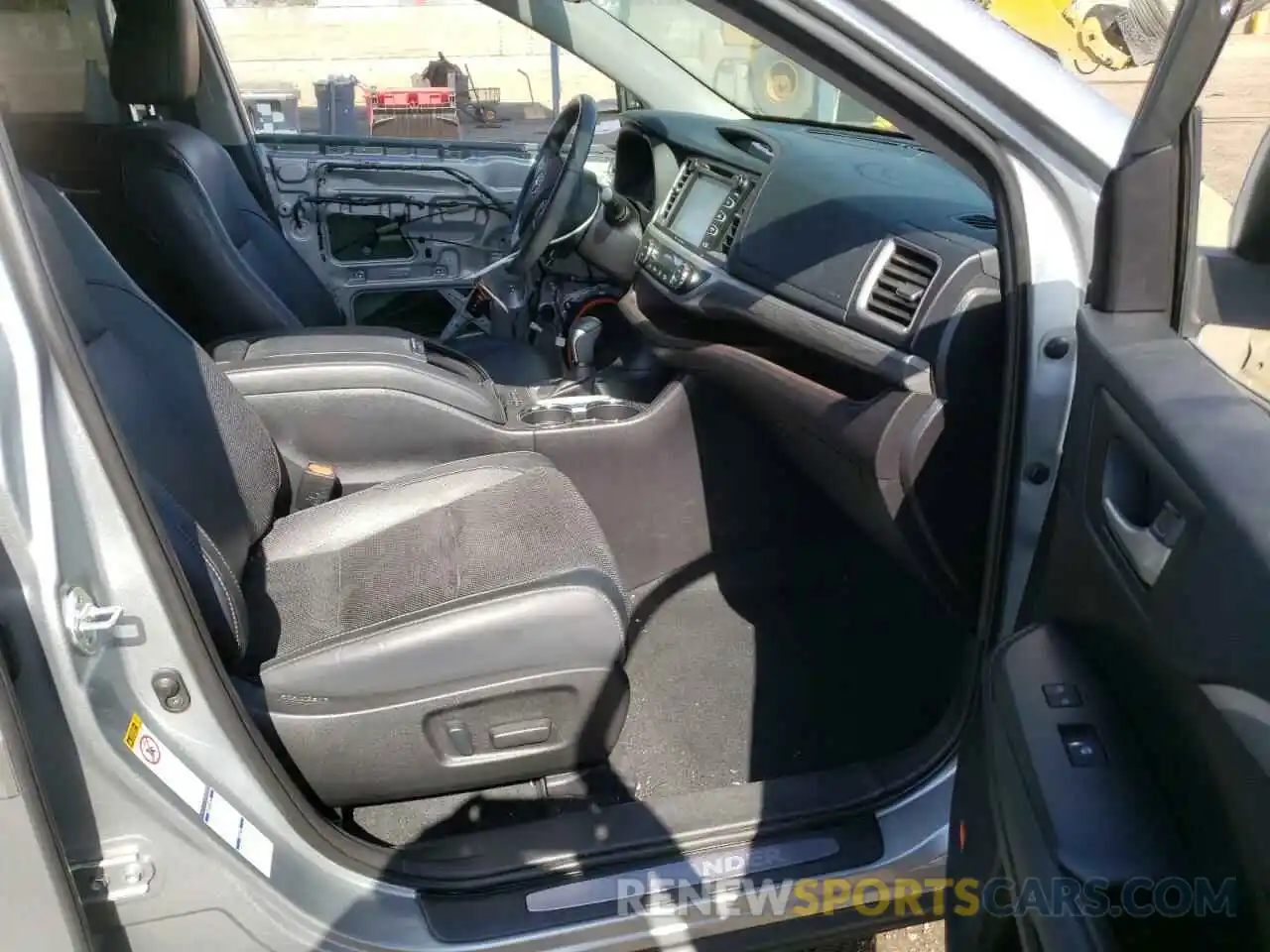 5 Photograph of a damaged car 5TDDGRFH0KS053120 TOYOTA HIGHLANDER 2019