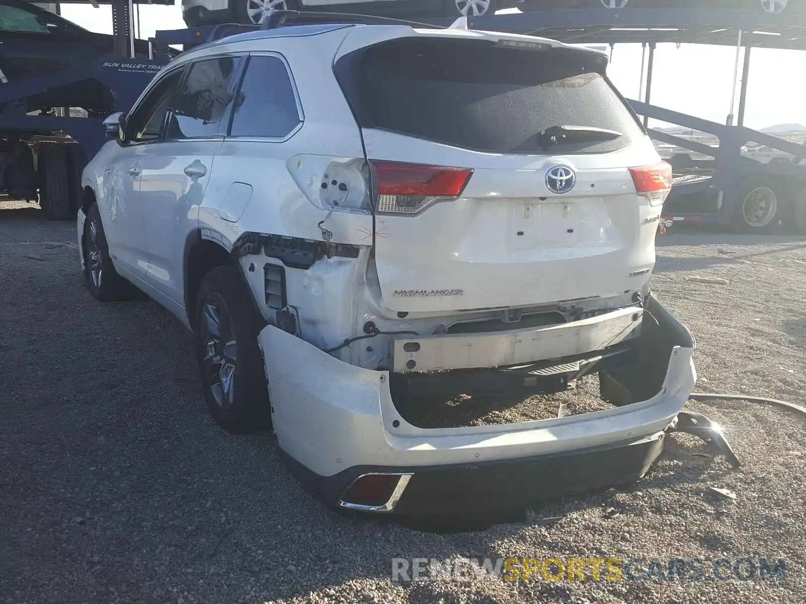 3 Photograph of a damaged car 5TDDGRFH0KS055501 TOYOTA HIGHLANDER 2019