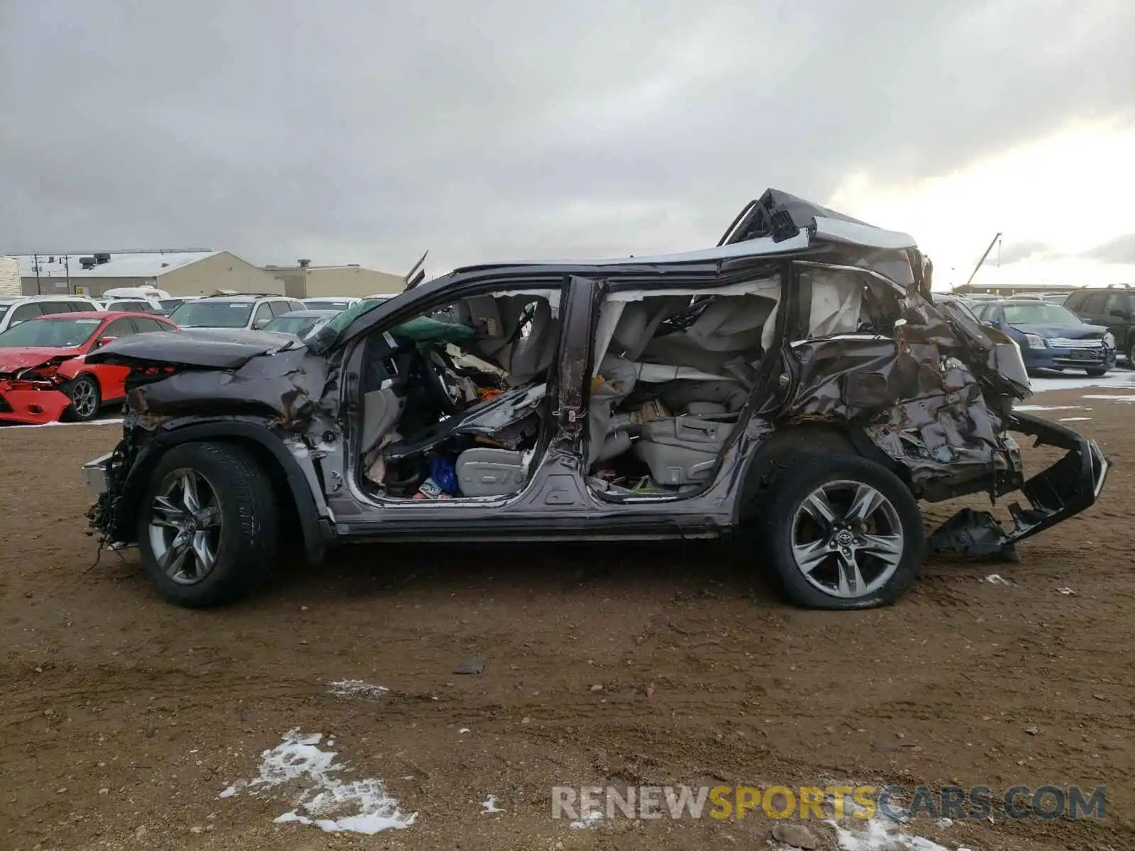 9 Photograph of a damaged car 5TDDGRFH0KS055689 TOYOTA HIGHLANDER 2019