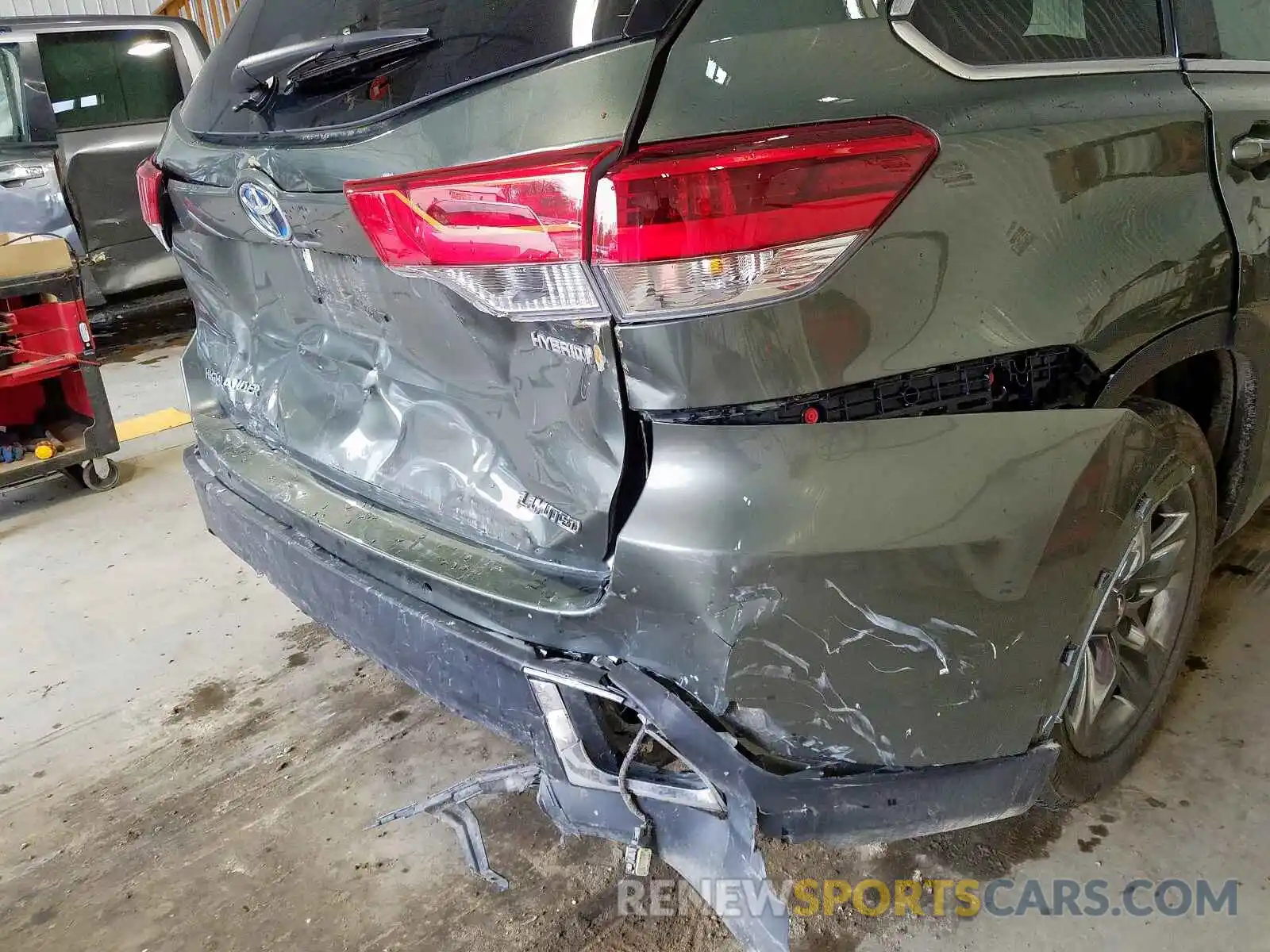 9 Photograph of a damaged car 5TDDGRFH0KS056809 TOYOTA HIGHLANDER 2019