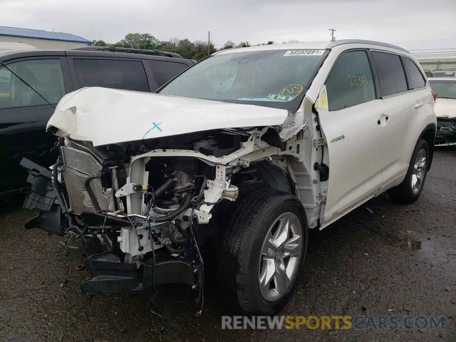 2 Photograph of a damaged car 5TDDGRFH0KS057815 TOYOTA HIGHLANDER 2019