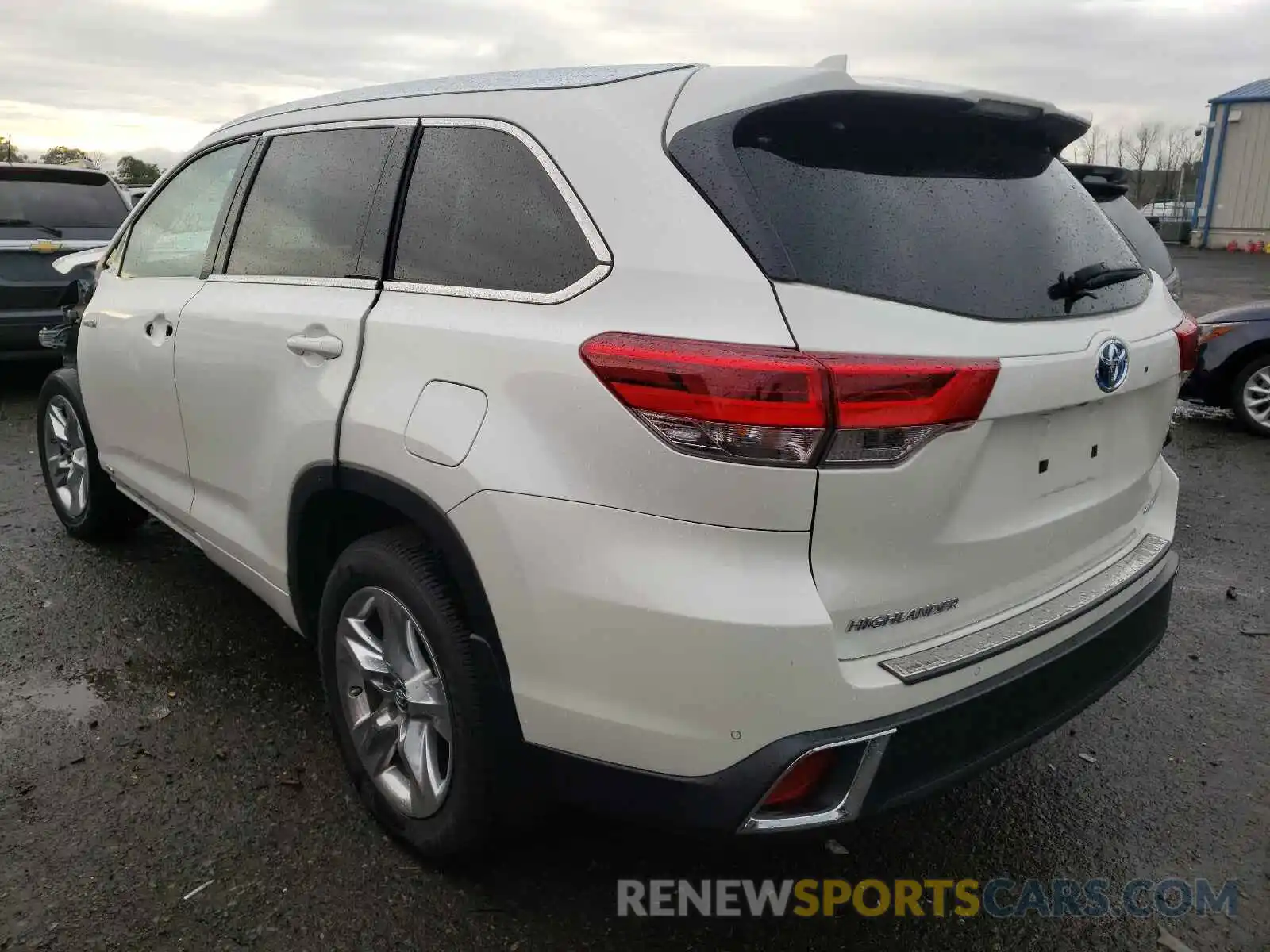 3 Photograph of a damaged car 5TDDGRFH0KS057815 TOYOTA HIGHLANDER 2019