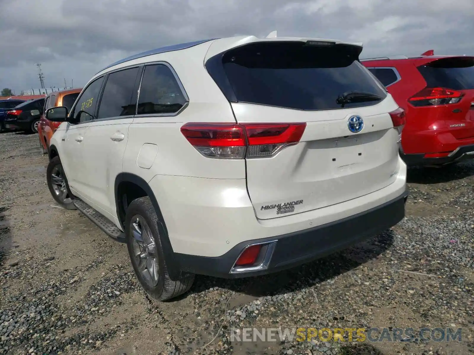 3 Photograph of a damaged car 5TDDGRFH0KS058348 TOYOTA HIGHLANDER 2019