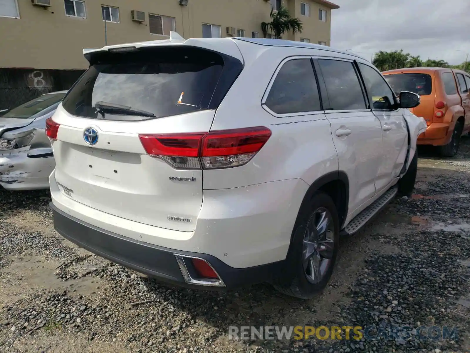 4 Photograph of a damaged car 5TDDGRFH0KS058348 TOYOTA HIGHLANDER 2019