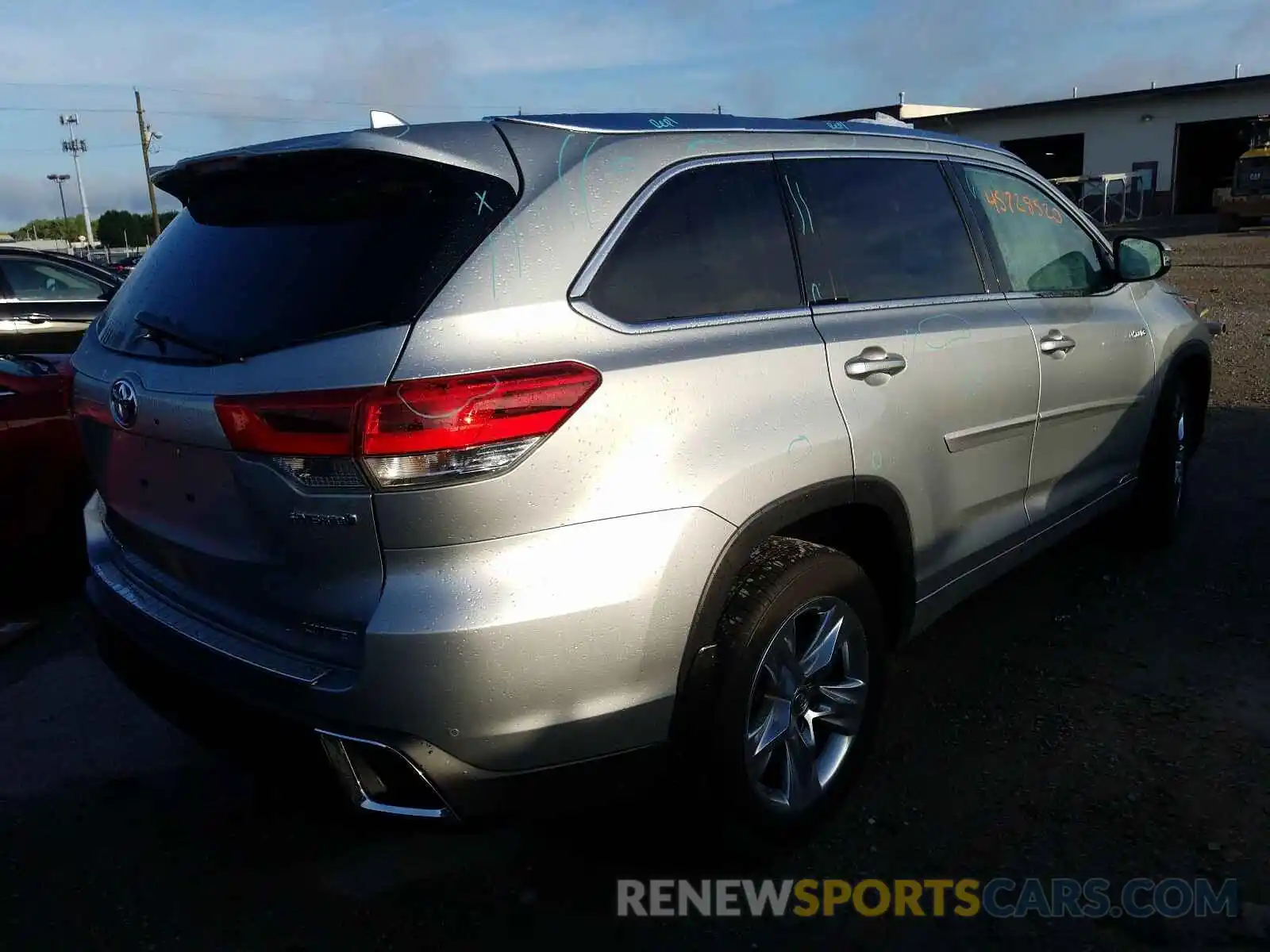 4 Photograph of a damaged car 5TDDGRFH0KS058544 TOYOTA HIGHLANDER 2019