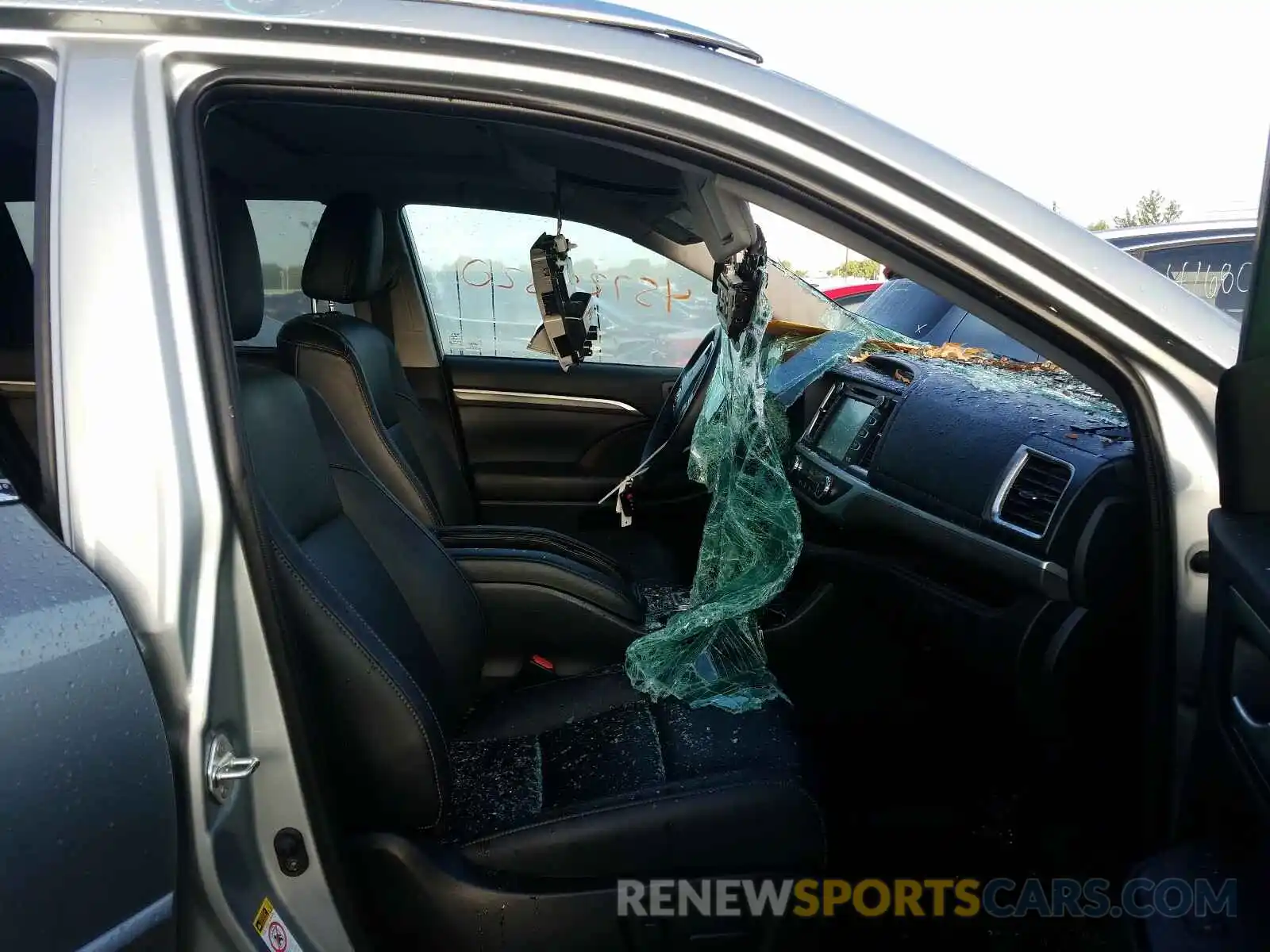 5 Photograph of a damaged car 5TDDGRFH0KS058544 TOYOTA HIGHLANDER 2019