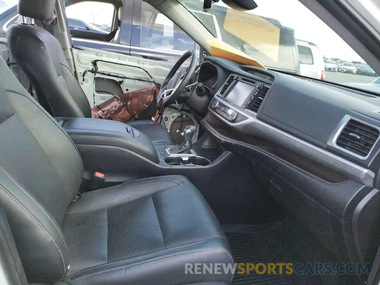 5 Photograph of a damaged car 5TDDGRFH0KS067731 TOYOTA HIGHLANDER 2019