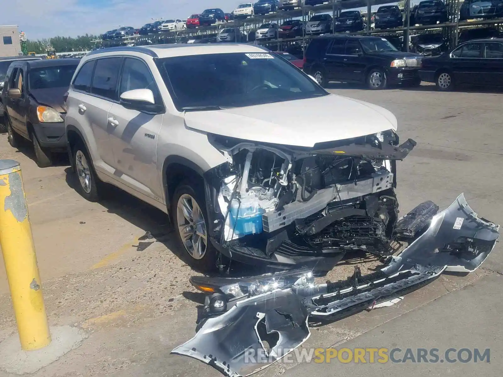 1 Photograph of a damaged car 5TDDGRFH0KS070144 TOYOTA HIGHLANDER 2019