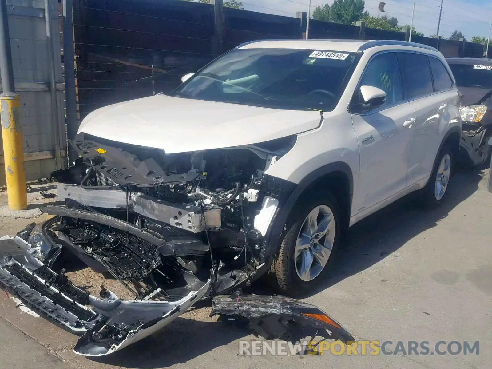 2 Photograph of a damaged car 5TDDGRFH0KS070144 TOYOTA HIGHLANDER 2019