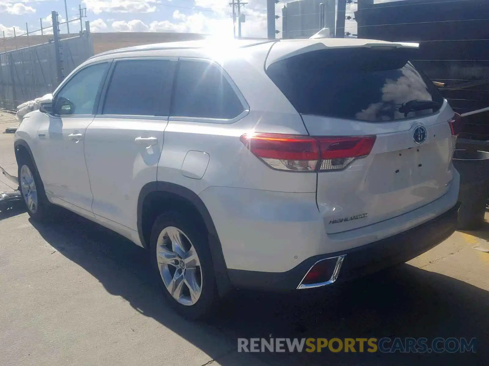 3 Photograph of a damaged car 5TDDGRFH0KS070144 TOYOTA HIGHLANDER 2019