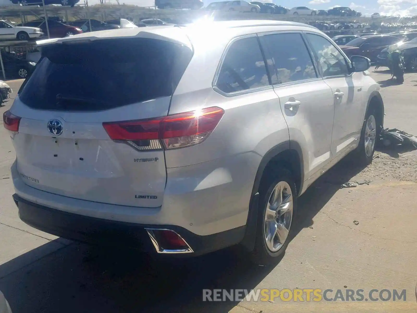 4 Photograph of a damaged car 5TDDGRFH0KS070144 TOYOTA HIGHLANDER 2019