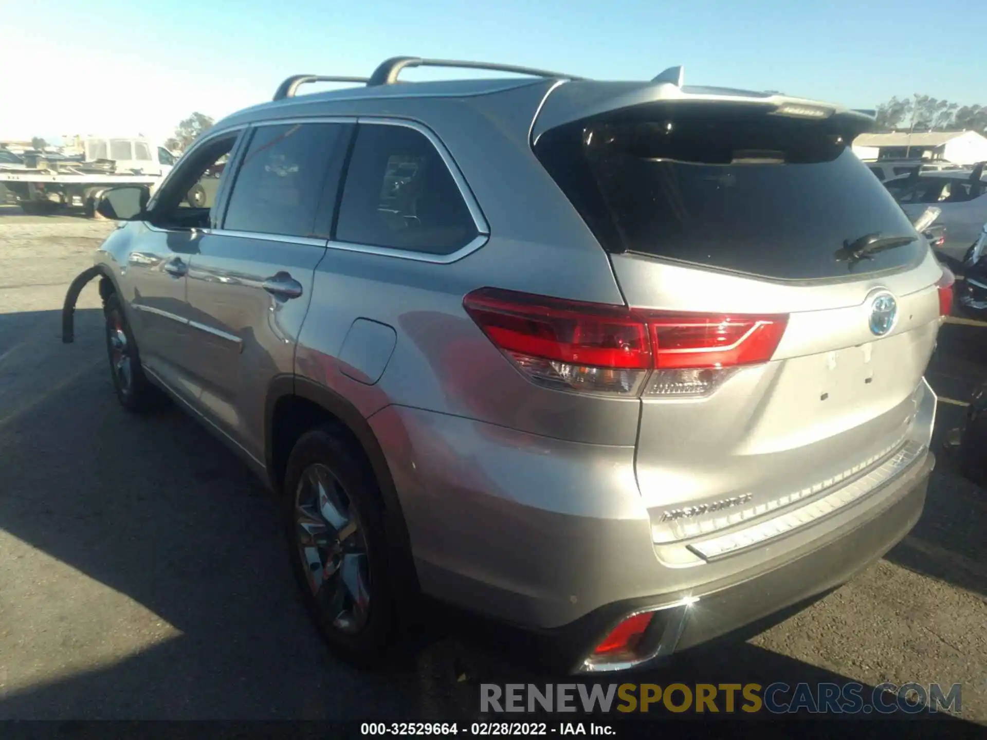 3 Photograph of a damaged car 5TDDGRFH0KS070273 TOYOTA HIGHLANDER 2019