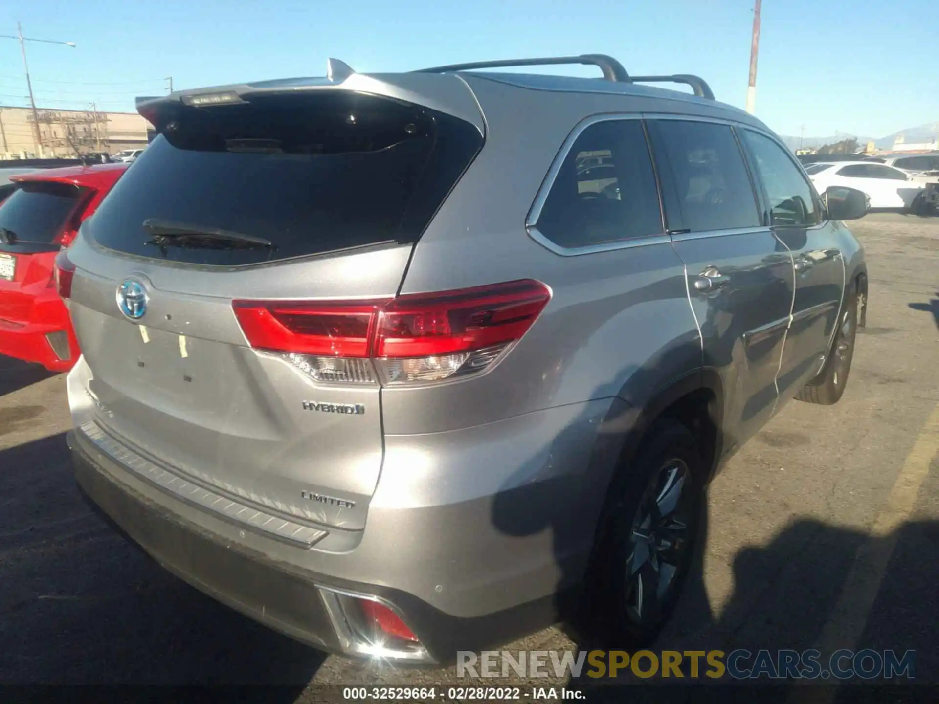 4 Photograph of a damaged car 5TDDGRFH0KS070273 TOYOTA HIGHLANDER 2019