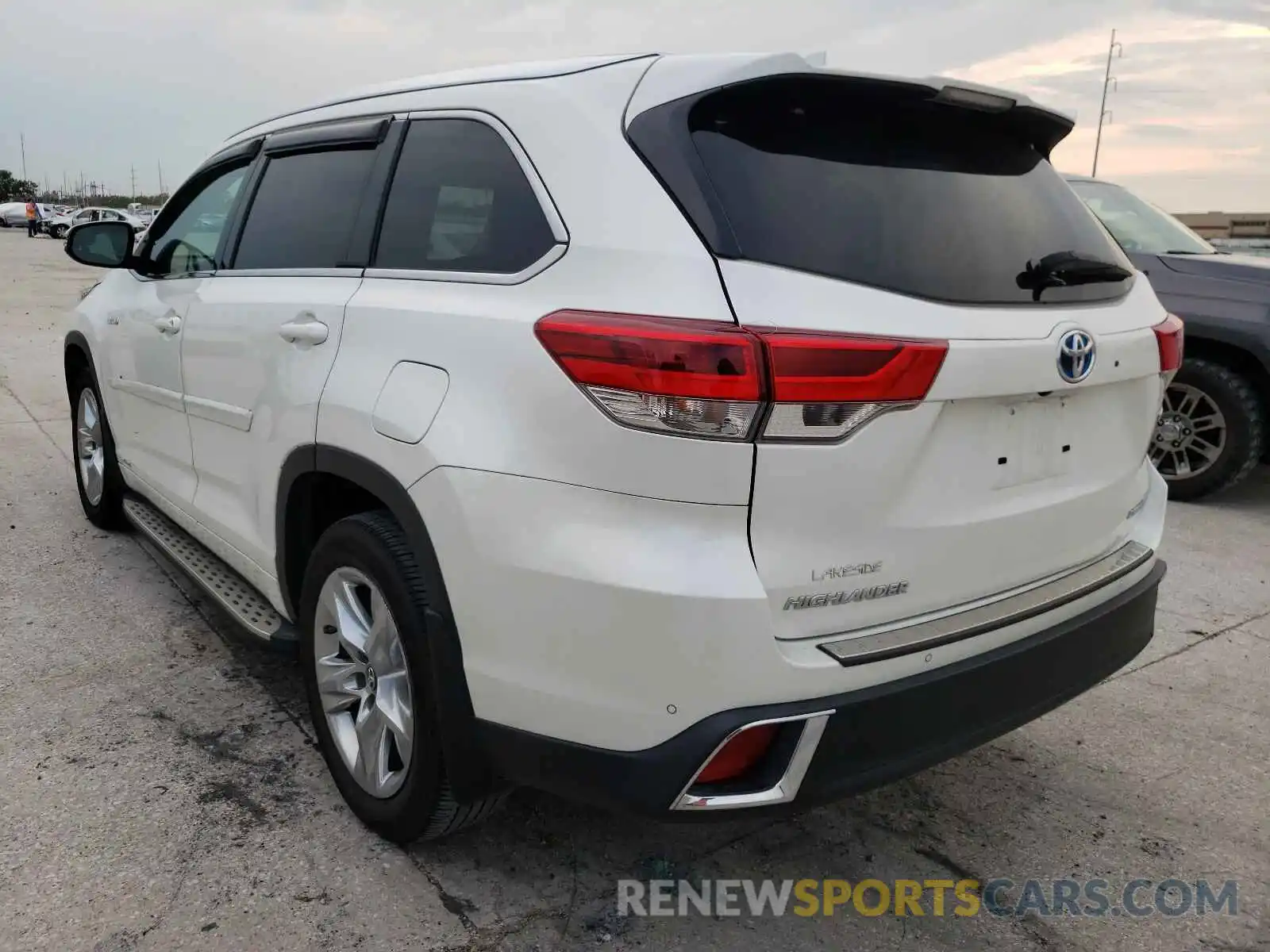 3 Photograph of a damaged car 5TDDGRFH1KS055717 TOYOTA HIGHLANDER 2019