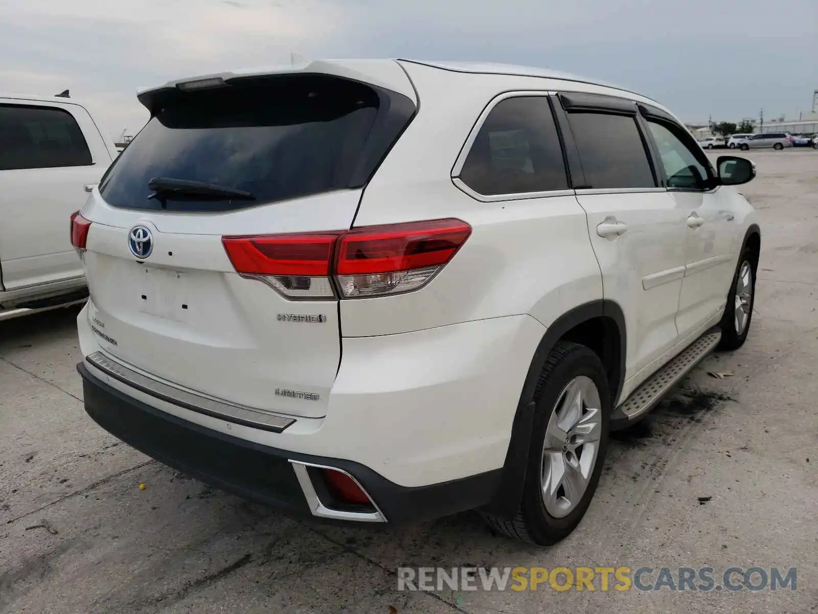 4 Photograph of a damaged car 5TDDGRFH1KS055717 TOYOTA HIGHLANDER 2019