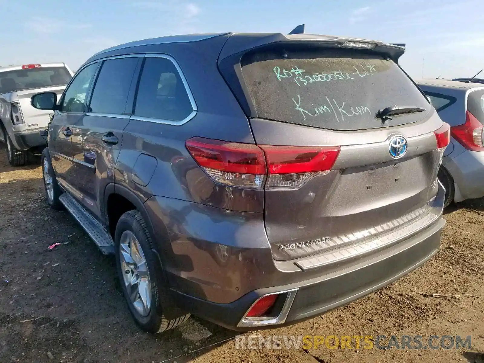 3 Photograph of a damaged car 5TDDGRFH1KS057810 TOYOTA HIGHLANDER 2019