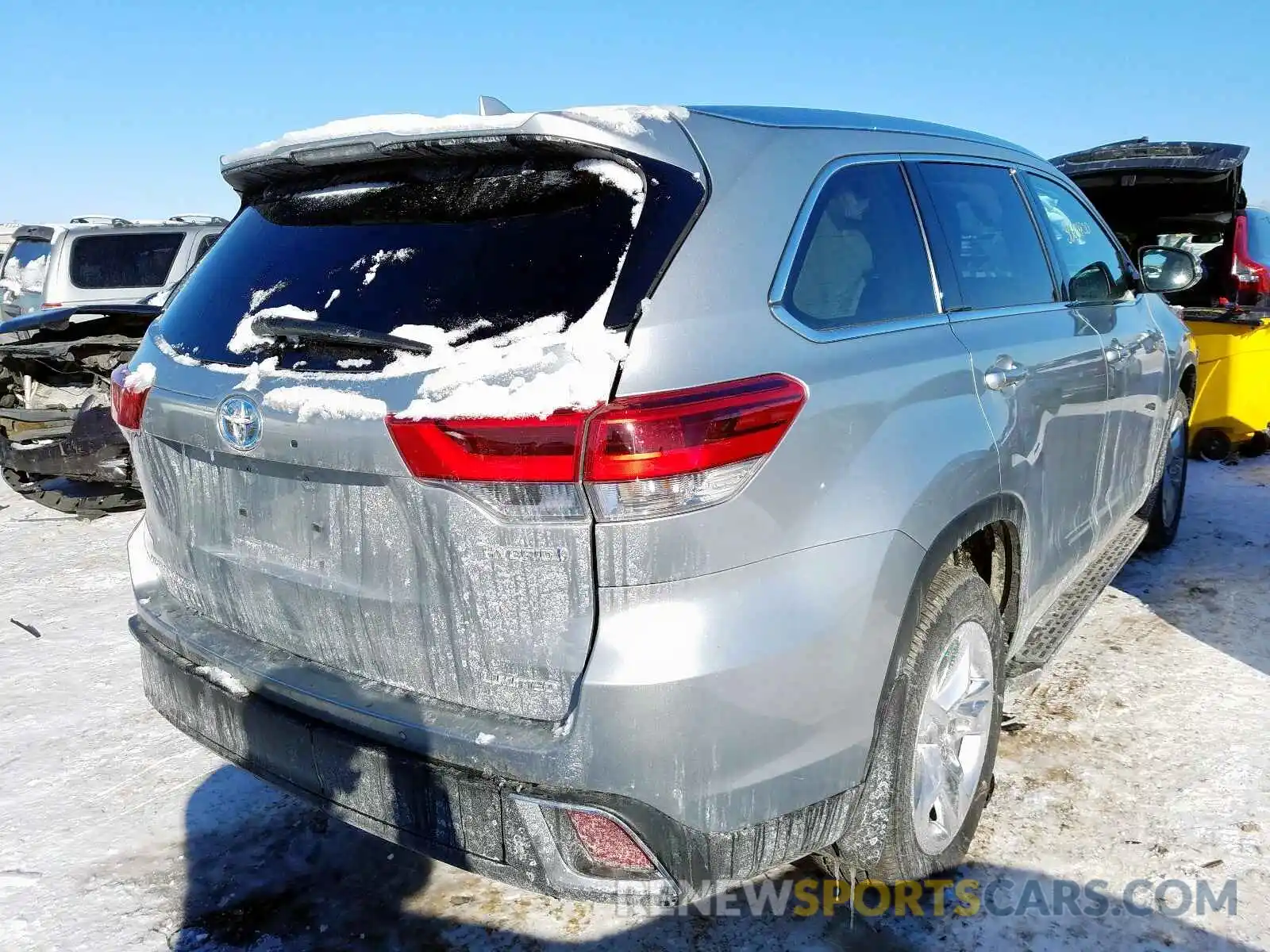 4 Photograph of a damaged car 5TDDGRFH1KS072842 TOYOTA HIGHLANDER 2019