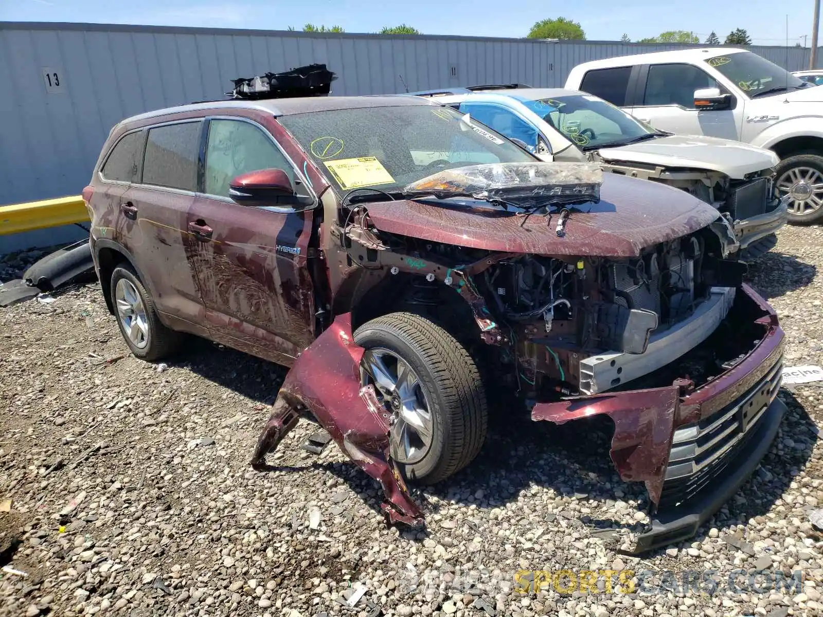 1 Photograph of a damaged car 5TDDGRFH1KS077927 TOYOTA HIGHLANDER 2019