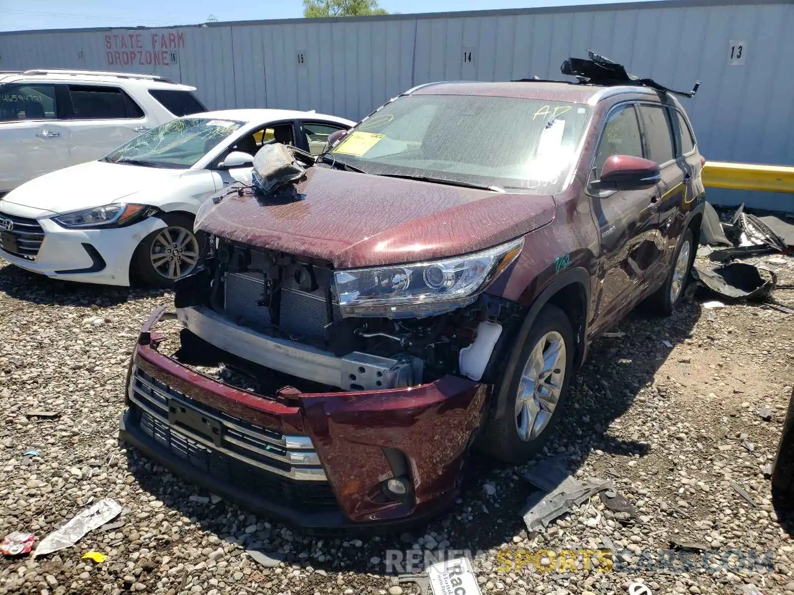 2 Photograph of a damaged car 5TDDGRFH1KS077927 TOYOTA HIGHLANDER 2019