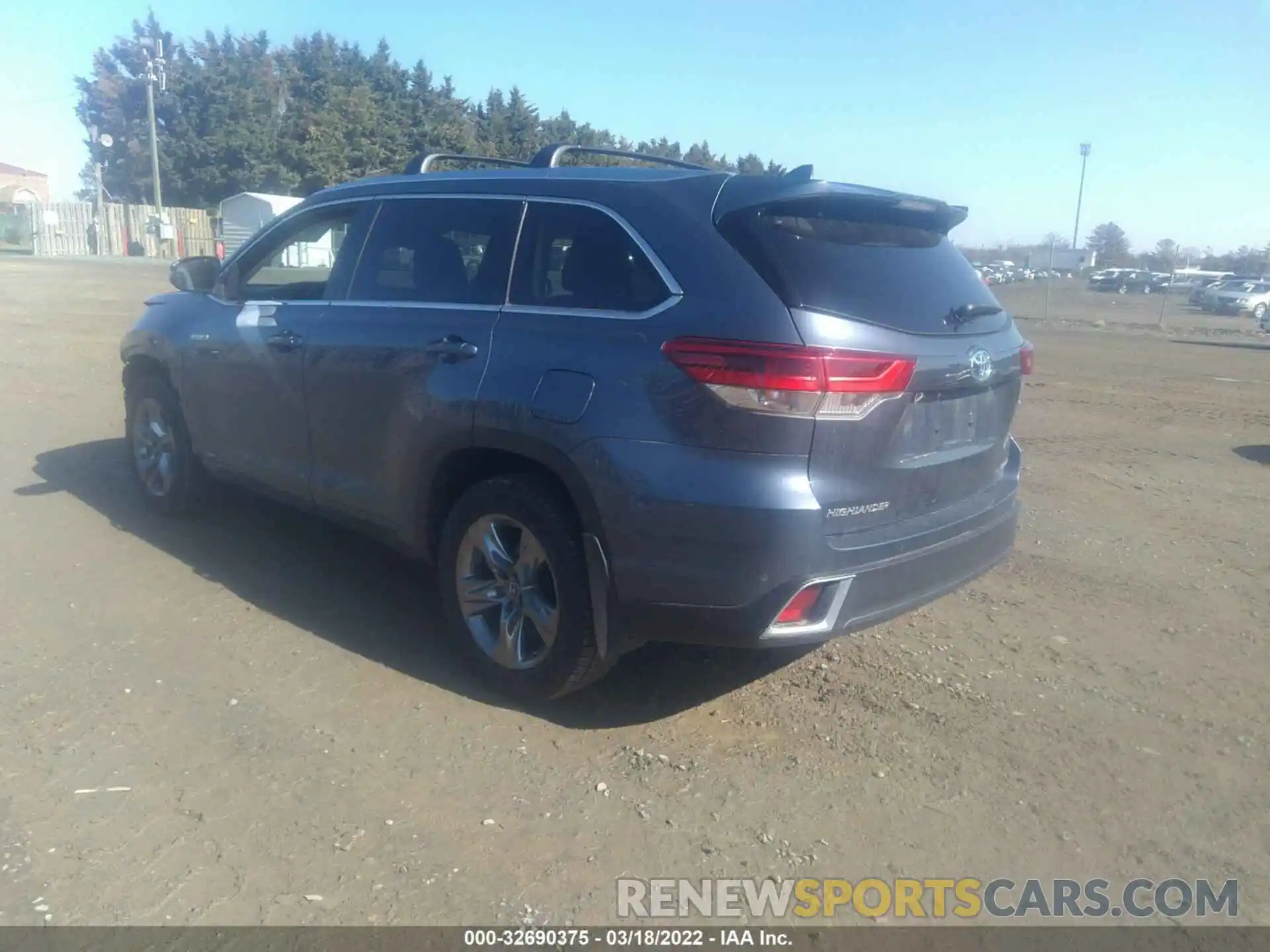 3 Photograph of a damaged car 5TDDGRFH2KS061882 TOYOTA HIGHLANDER 2019