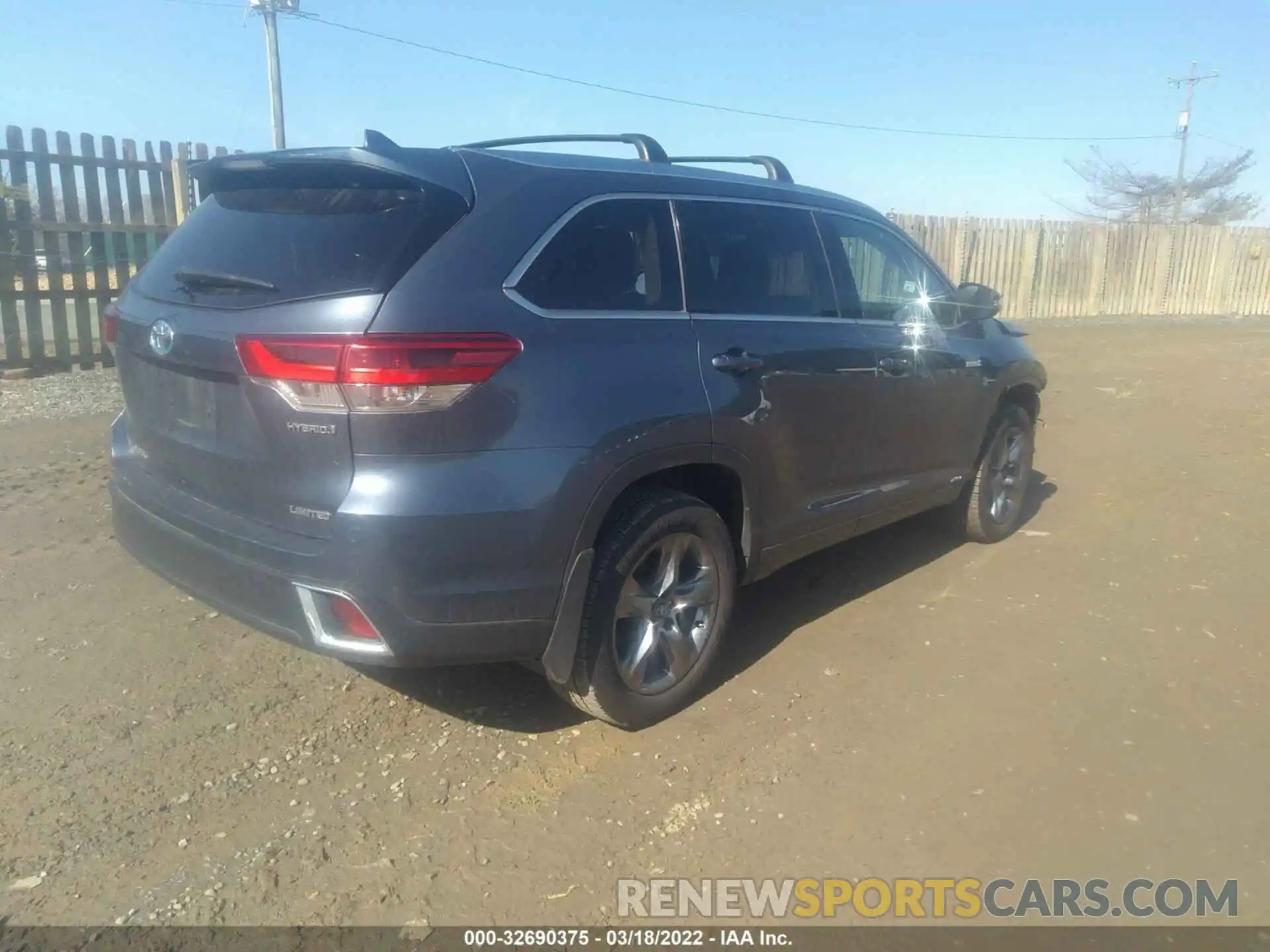 4 Photograph of a damaged car 5TDDGRFH2KS061882 TOYOTA HIGHLANDER 2019