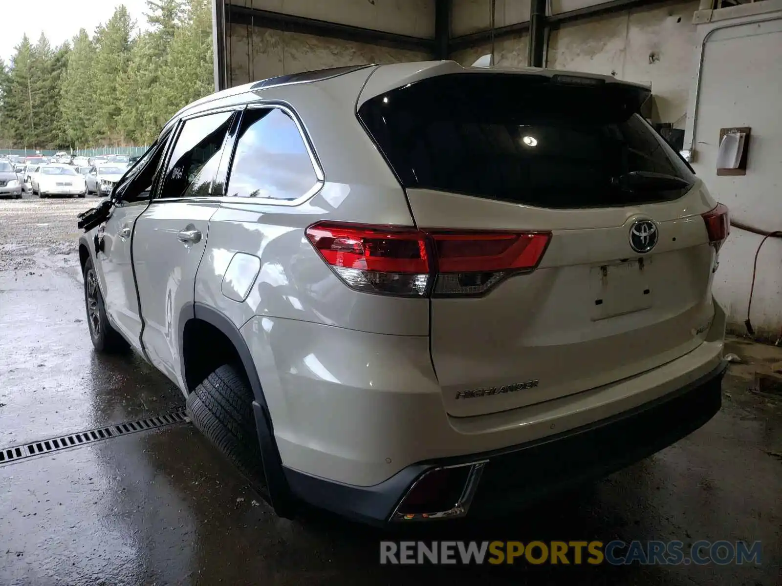 3 Photograph of a damaged car 5TDDGRFH2KS063390 TOYOTA HIGHLANDER 2019