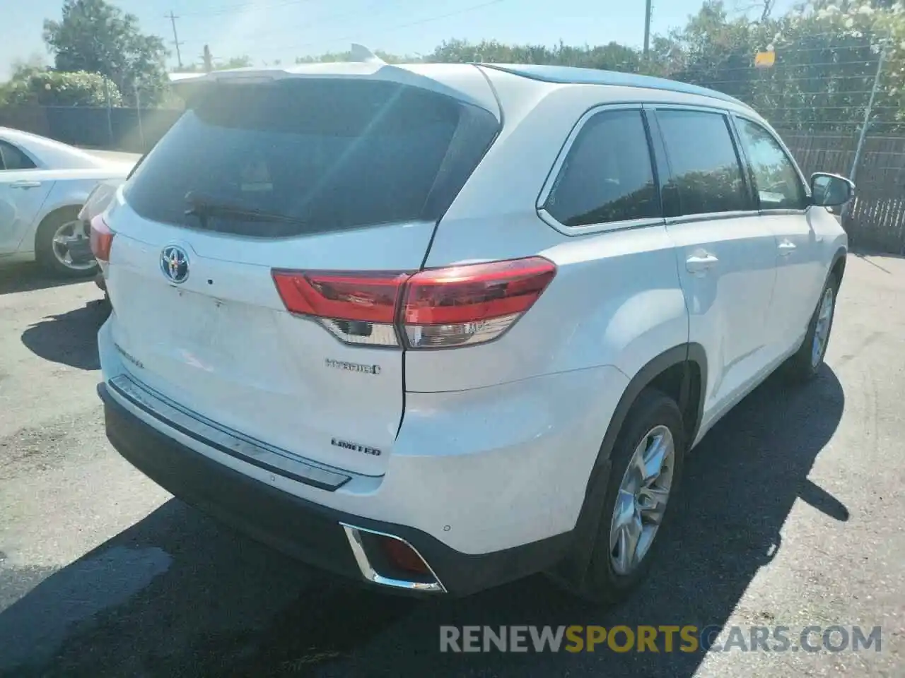 4 Photograph of a damaged car 5TDDGRFH2KS065821 TOYOTA HIGHLANDER 2019