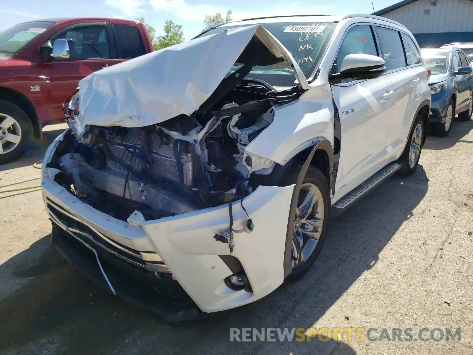 2 Photograph of a damaged car 5TDDGRFH2KS070579 TOYOTA HIGHLANDER 2019