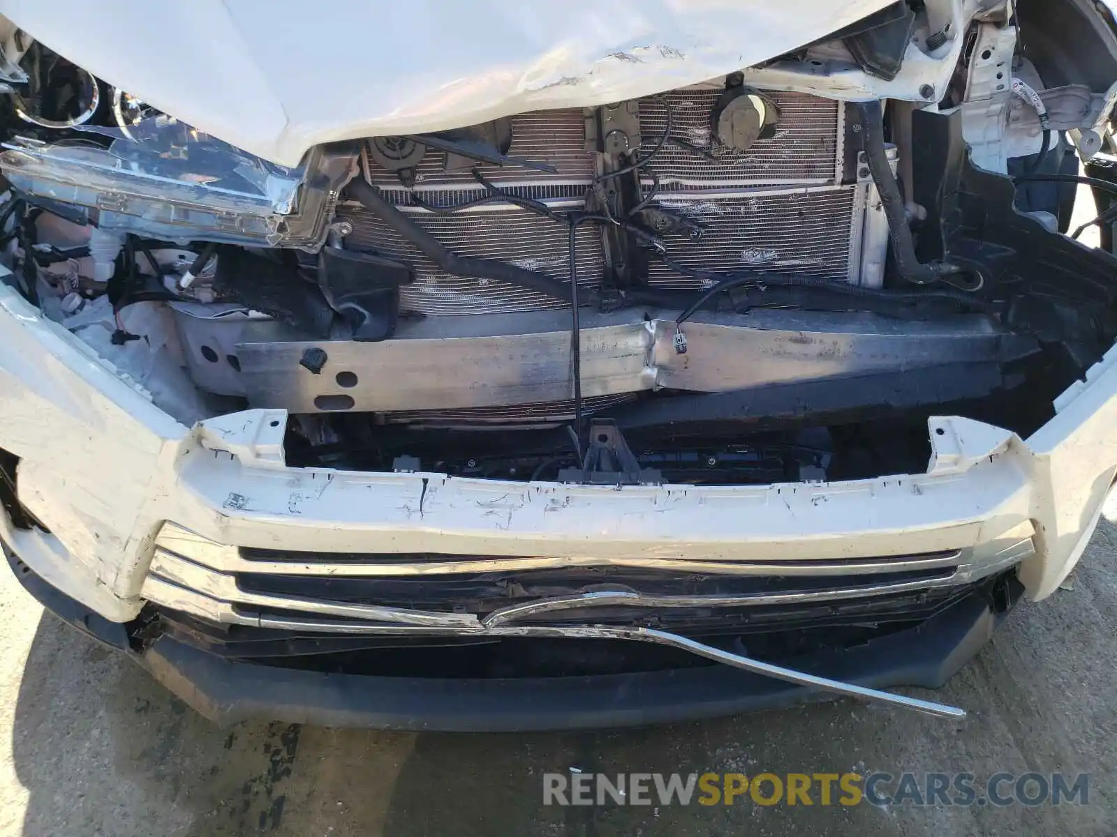 9 Photograph of a damaged car 5TDDGRFH2KS070579 TOYOTA HIGHLANDER 2019