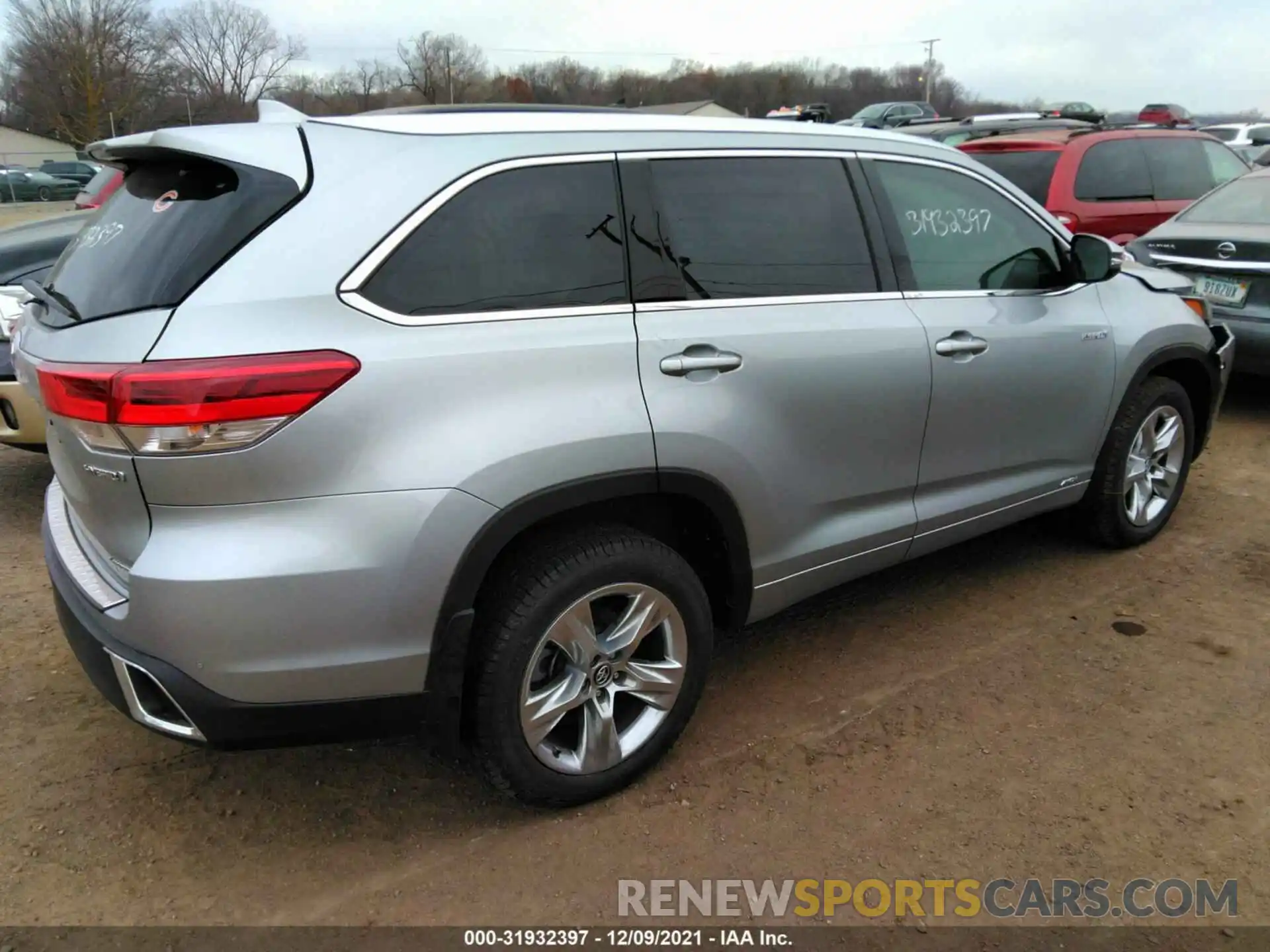 4 Photograph of a damaged car 5TDDGRFH2KS073255 TOYOTA HIGHLANDER 2019