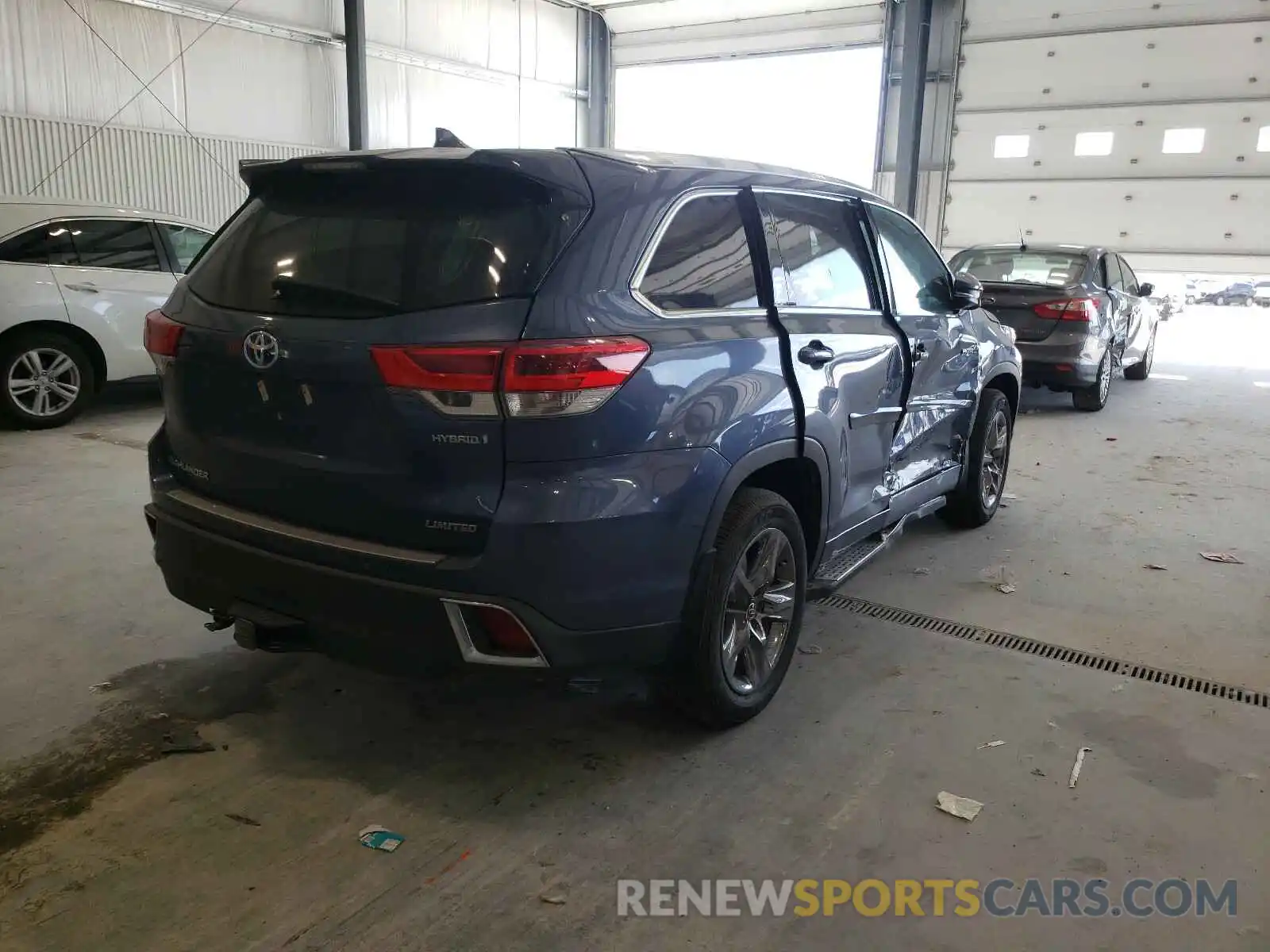 4 Photograph of a damaged car 5TDDGRFH2KS074180 TOYOTA HIGHLANDER 2019