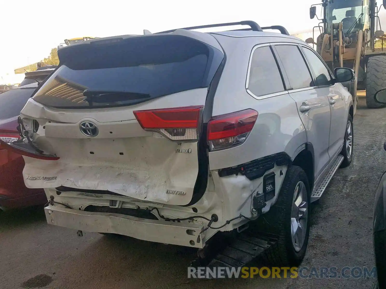 4 Photograph of a damaged car 5TDDGRFH3KS053998 TOYOTA HIGHLANDER 2019