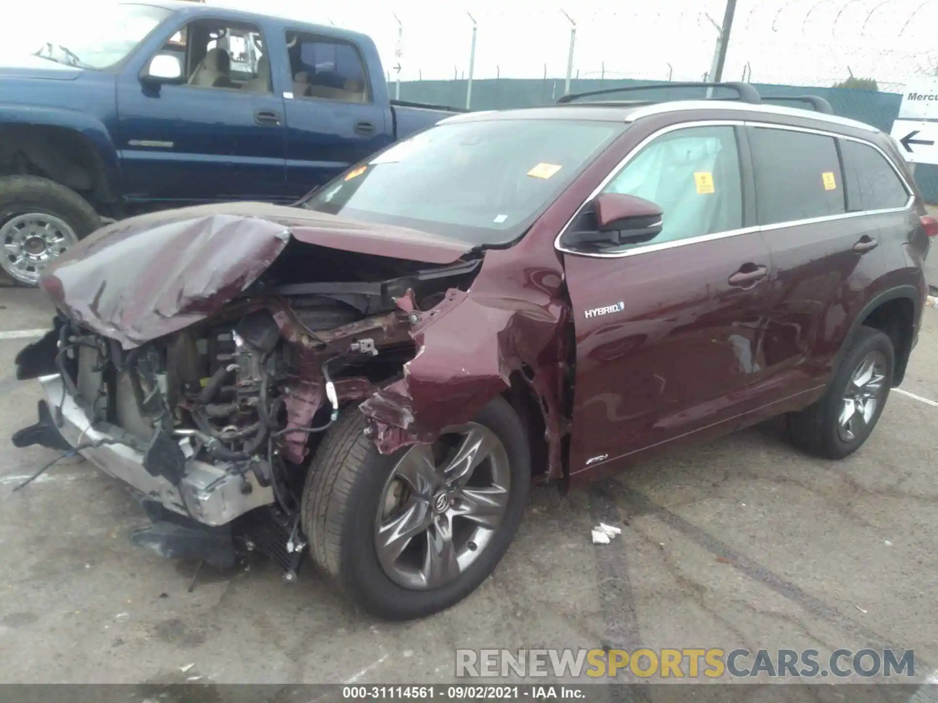 2 Photograph of a damaged car 5TDDGRFH3KS060417 TOYOTA HIGHLANDER 2019