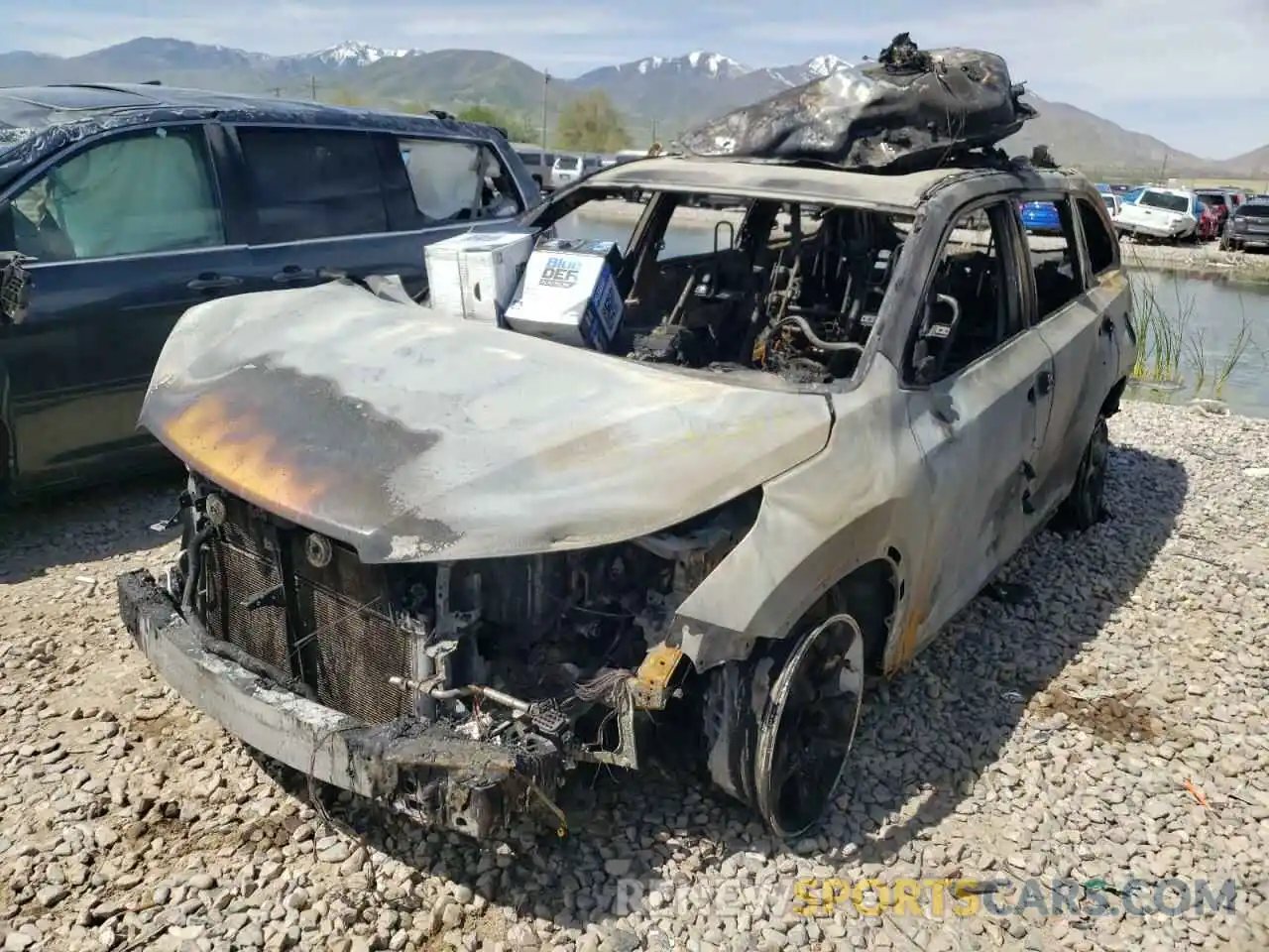 2 Photograph of a damaged car 5TDDGRFH3KS064015 TOYOTA HIGHLANDER 2019