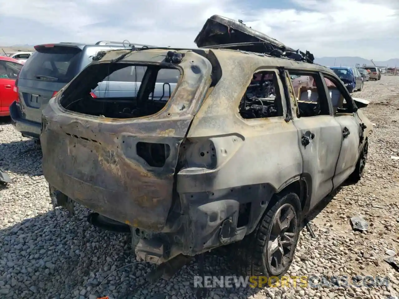 4 Photograph of a damaged car 5TDDGRFH3KS064015 TOYOTA HIGHLANDER 2019